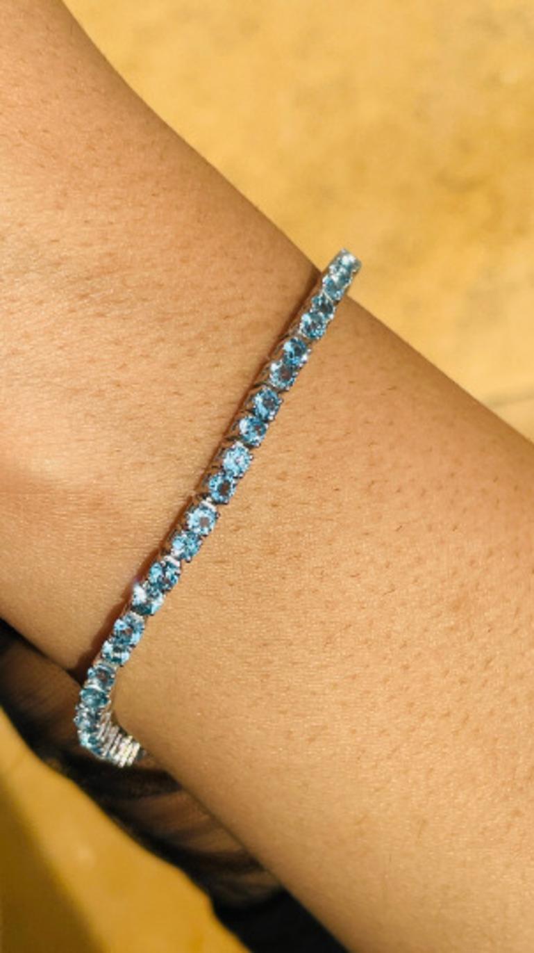 Das zarte Aquamarin-Tennisarmband mit rundem Schliff aus Sterlingsilber präsentiert einen unendlich funkelnden natürlichen Aquamarin mit einem Gewicht von 8,96 Karat. Es misst 7.5 Zoll in der Länge. 
Aquamrine fördert die Konzentration und baut