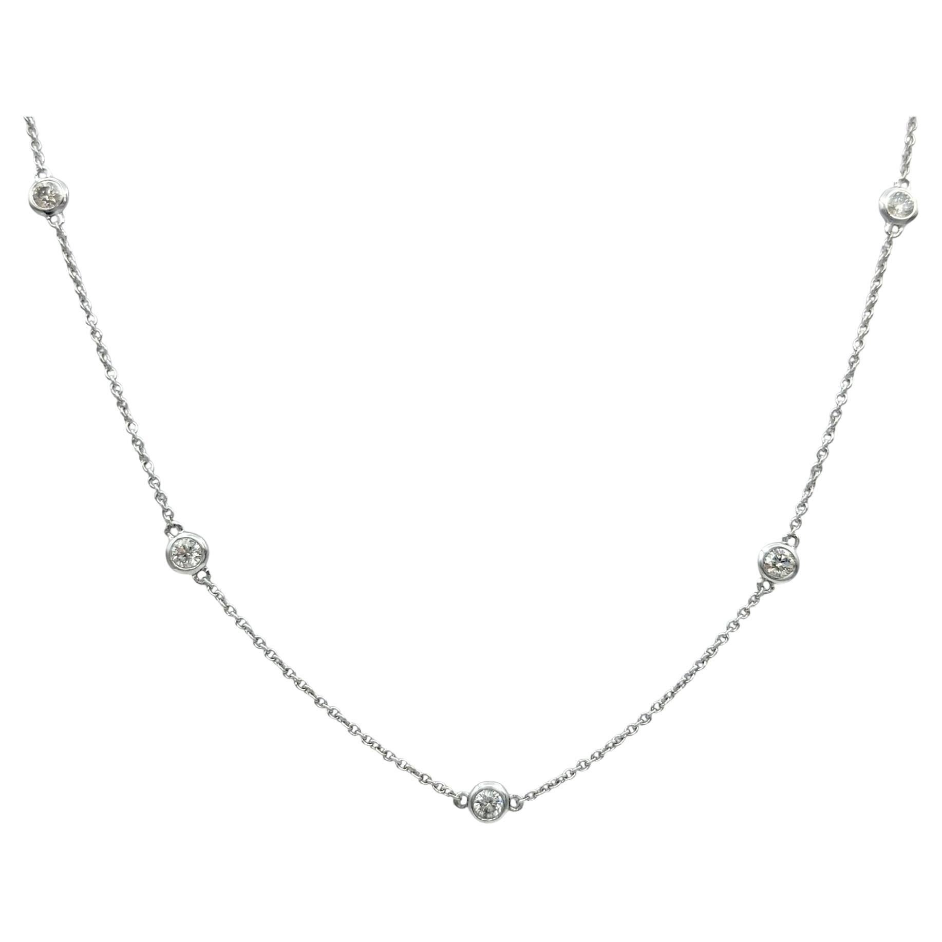 Eleganza senza pari, questa collana di diamanti a stazione è realizzata in oro bianco 14 carati con un design elegante e regolabile. Tredici diamanti tondi brillanti sono incastonati lungo la catena, creando una silhouette raffinata e senza tempo.
