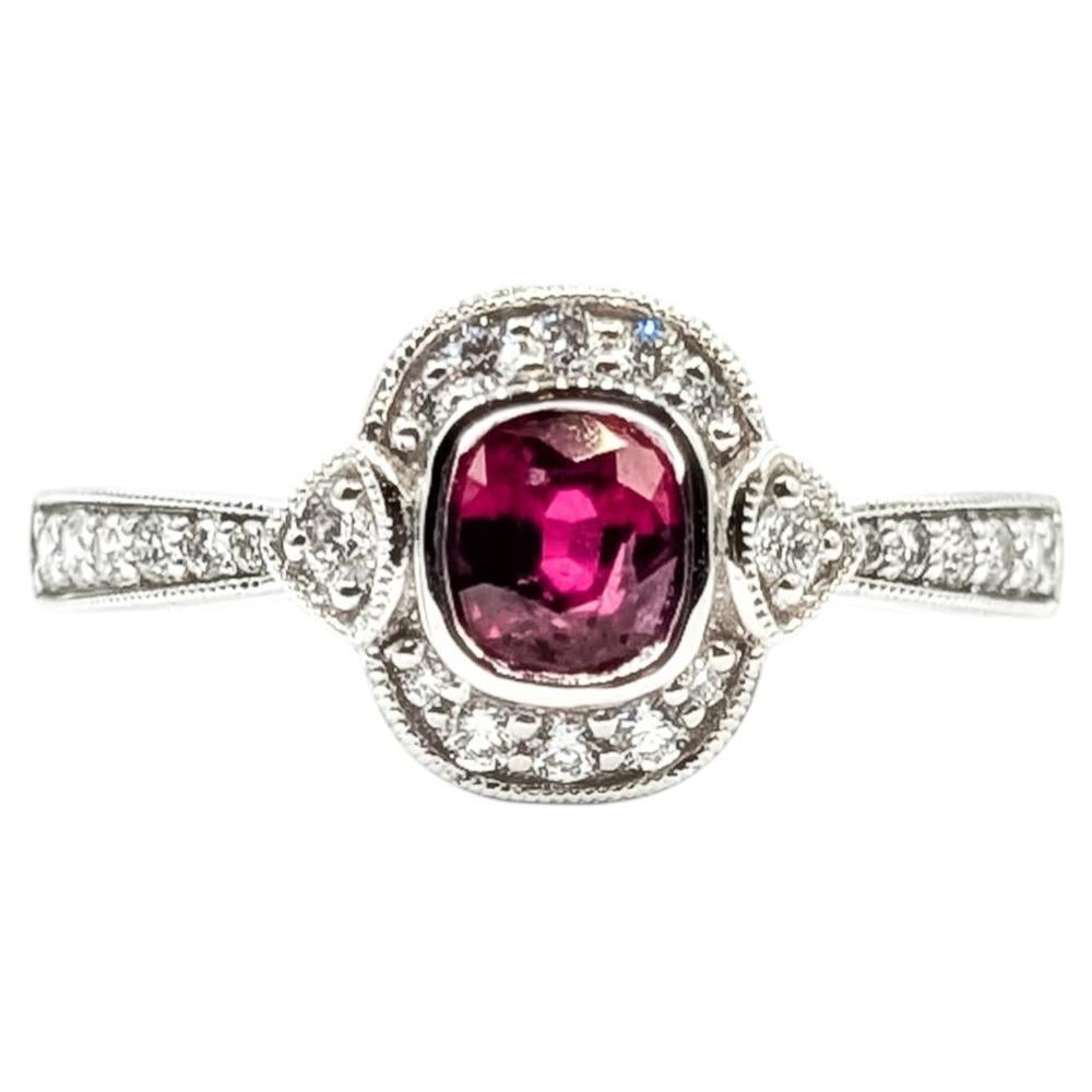 Zarter Rubin & Diamant Halo Ring aus Platin im Angebot