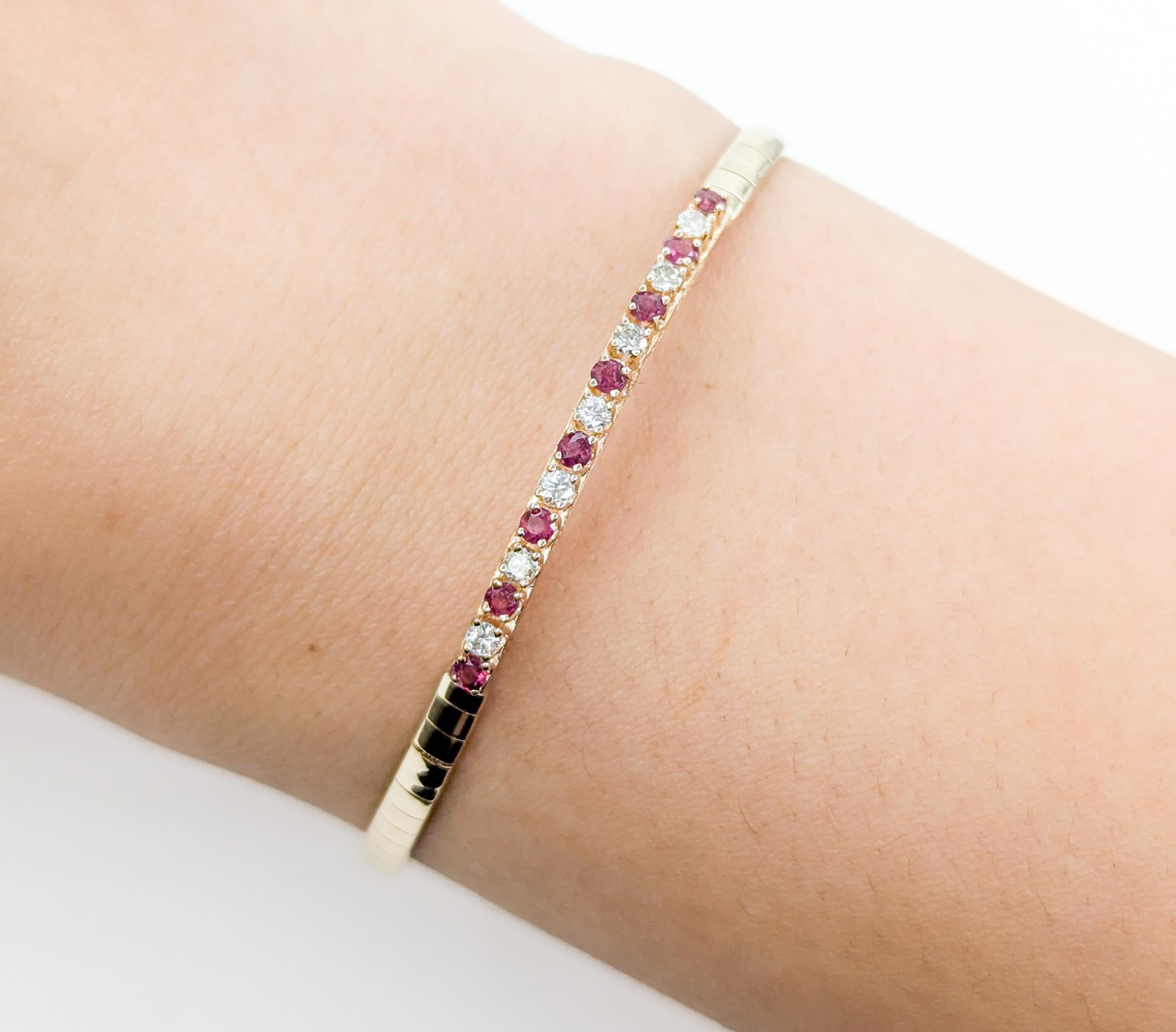 Bracelet Omega délicat en or jaune avec rubis et diamants

Voici ce magnifique bracelet de pierres précieuses, réalisé en or jaune 14k. Le bracelet présente un poids total de 0,21 carat de diamants ronds étincelants et 0,24ctw de rubis ronds