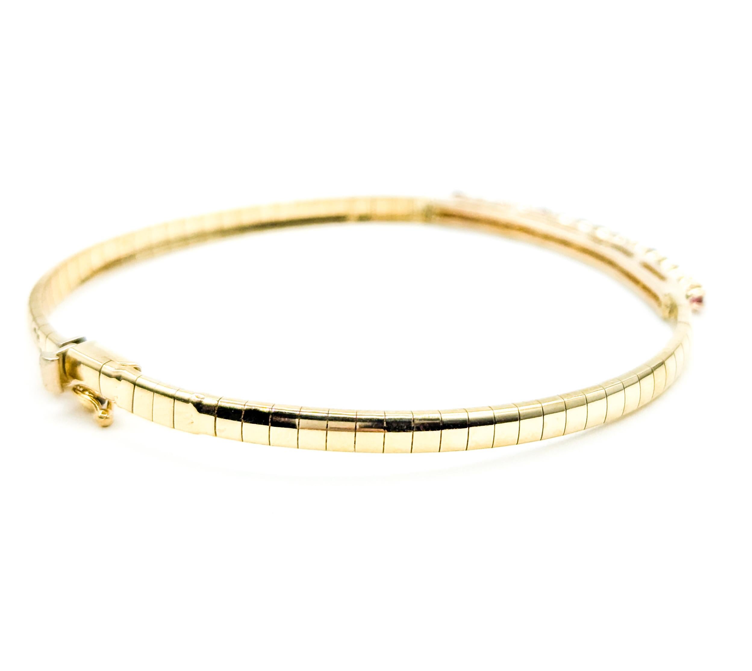 Taille ronde Bracelet Omega délicat en or jaune avec rubis et diamants en vente