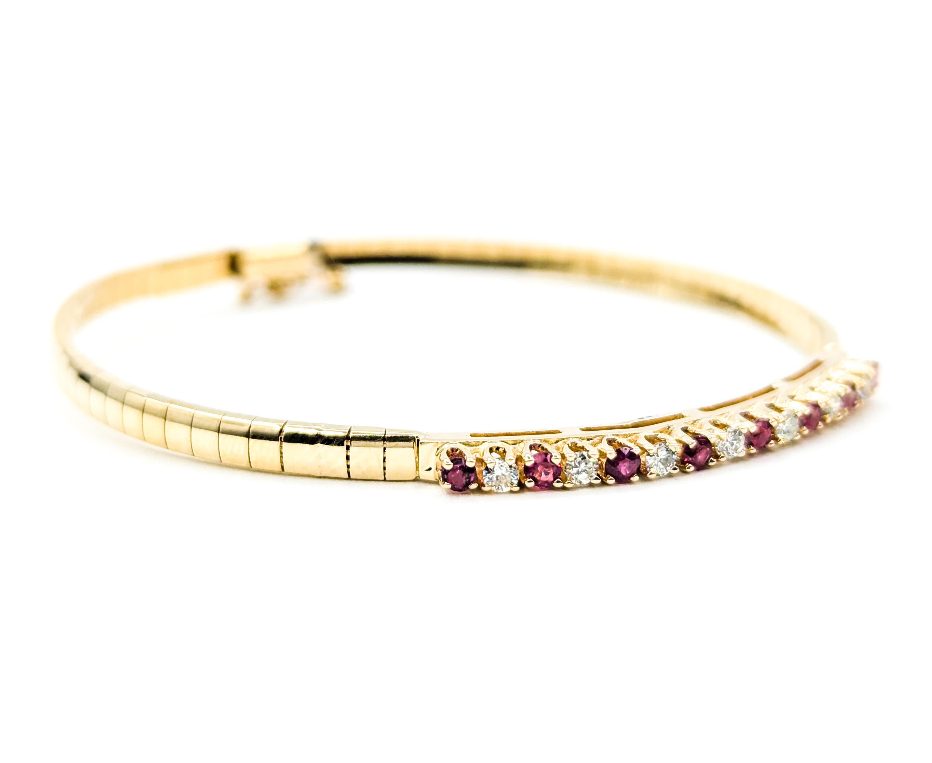 Bracelet Omega délicat en or jaune avec rubis et diamants en vente 1