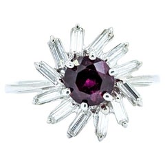 Delicado Anillo Remolino de Rubíes y Diamantes en Oro Blanco de 18k