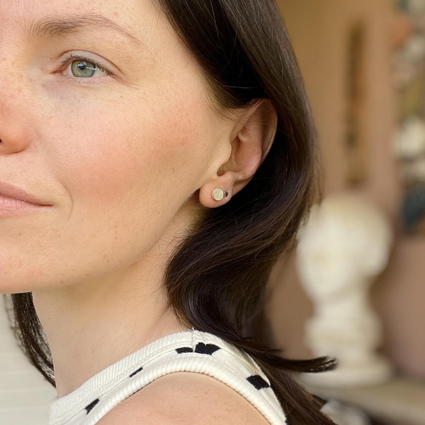 Contemporain Délicates boucles d'oreilles en opale argentée - élégance minimale en vente