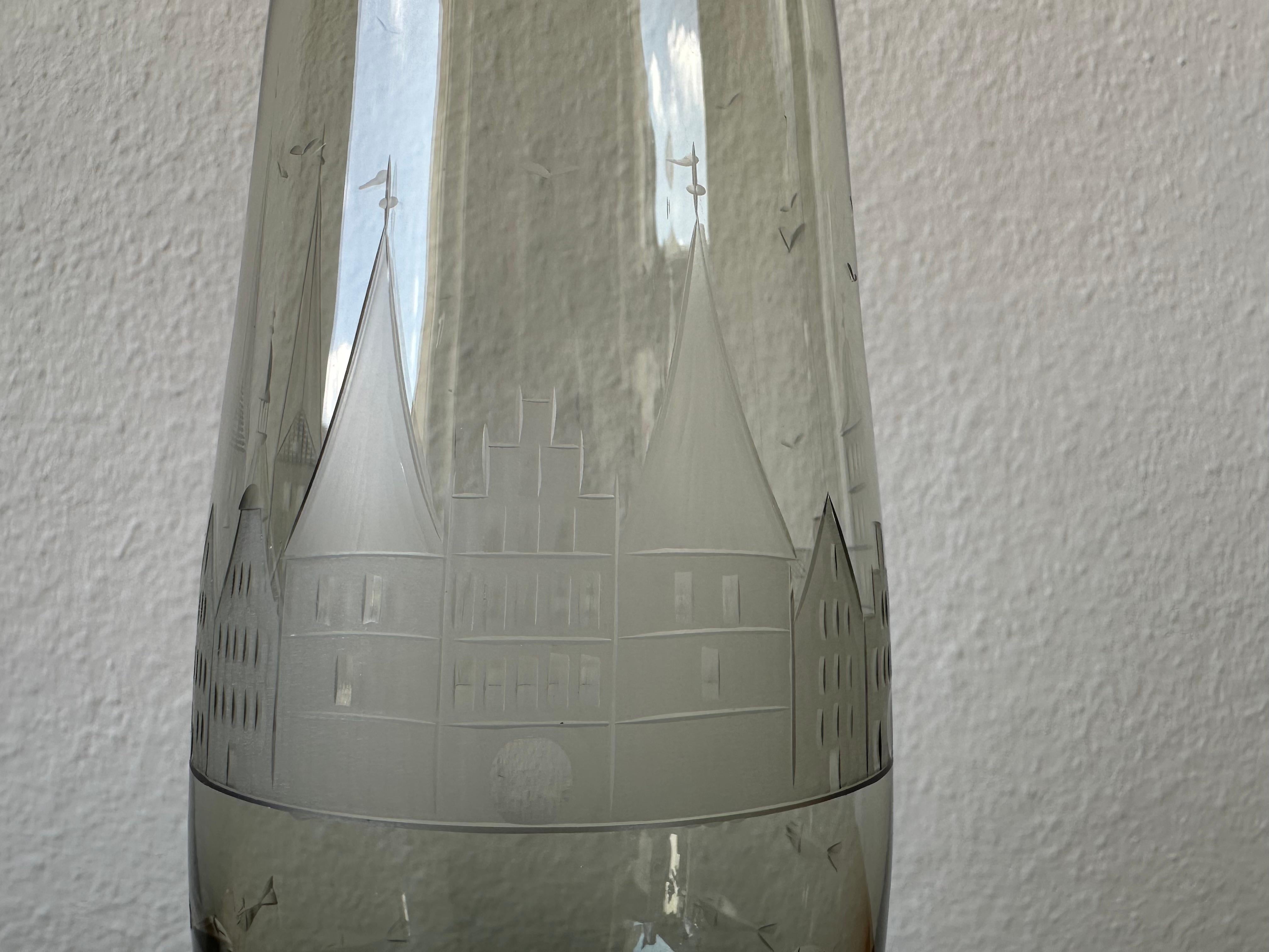 Delicate Smoky Grey Glass Vase by Carl Rotter, Lübeck Skyline Engraving In Excellent Condition For Sale In Hamburg, DE