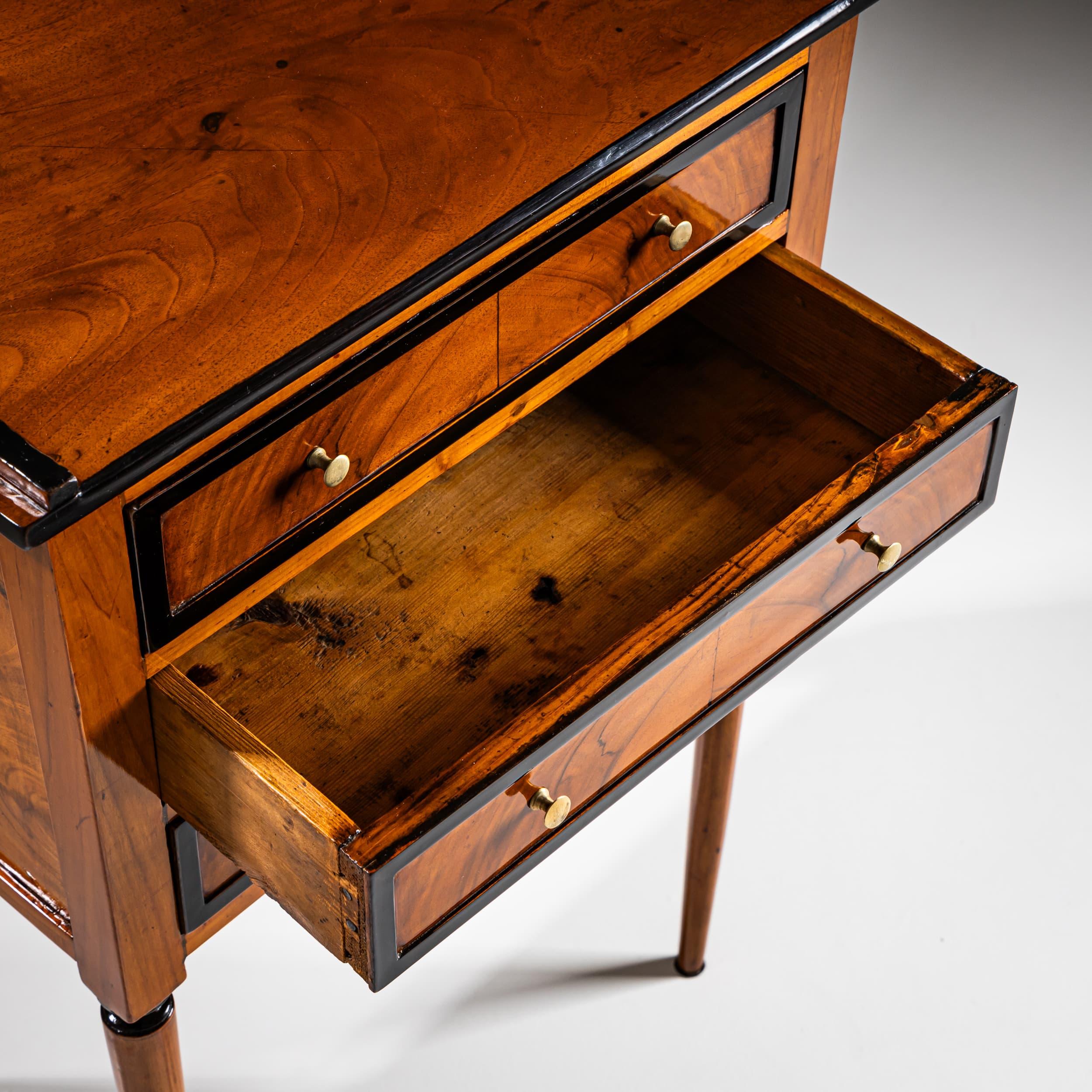 Delicate Tall-Legged Commode, circa 1800 In Good Condition For Sale In Greding, DE