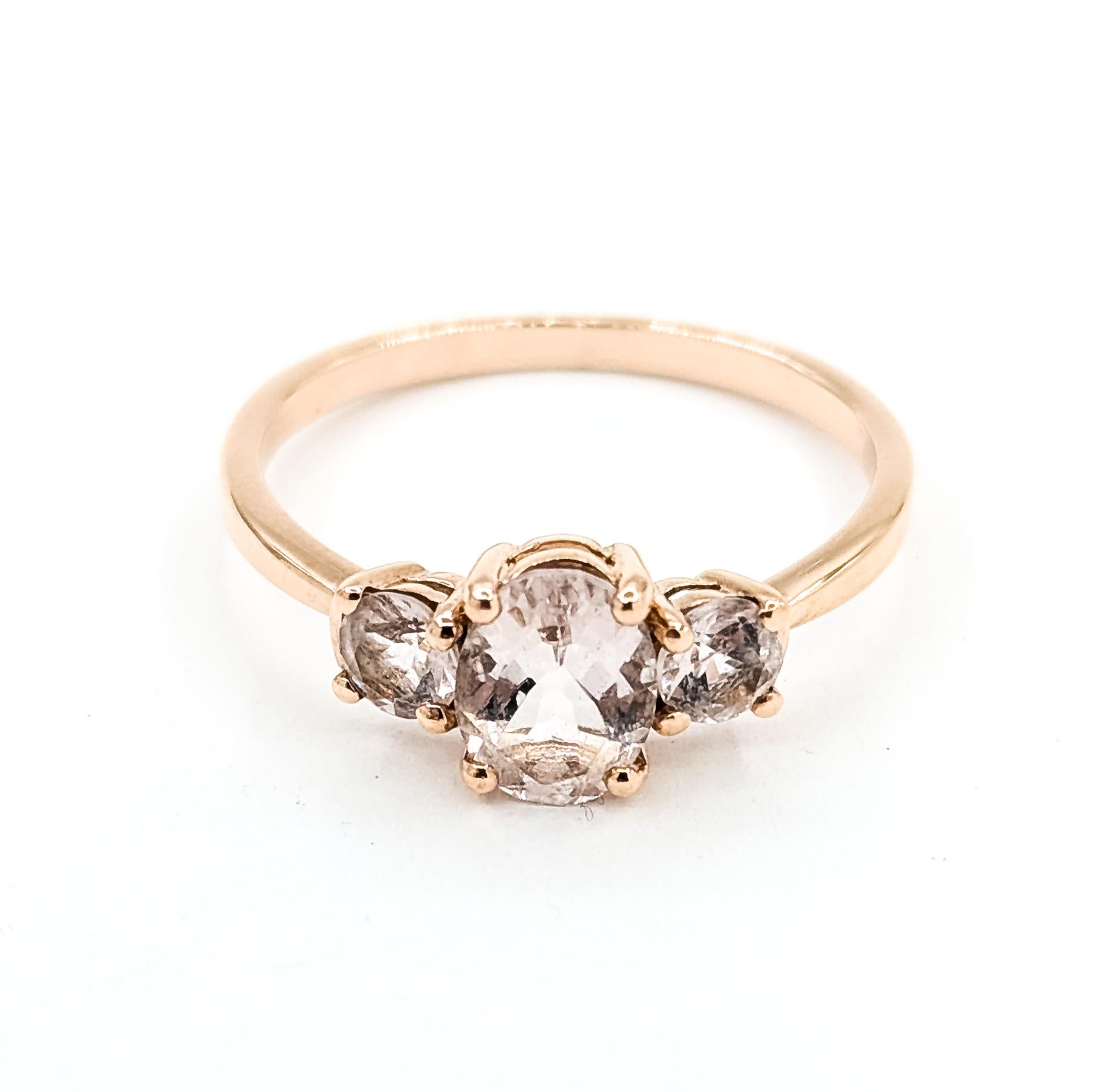 Delicato anello con Morganite a tre pietre in 10k in vendita 4