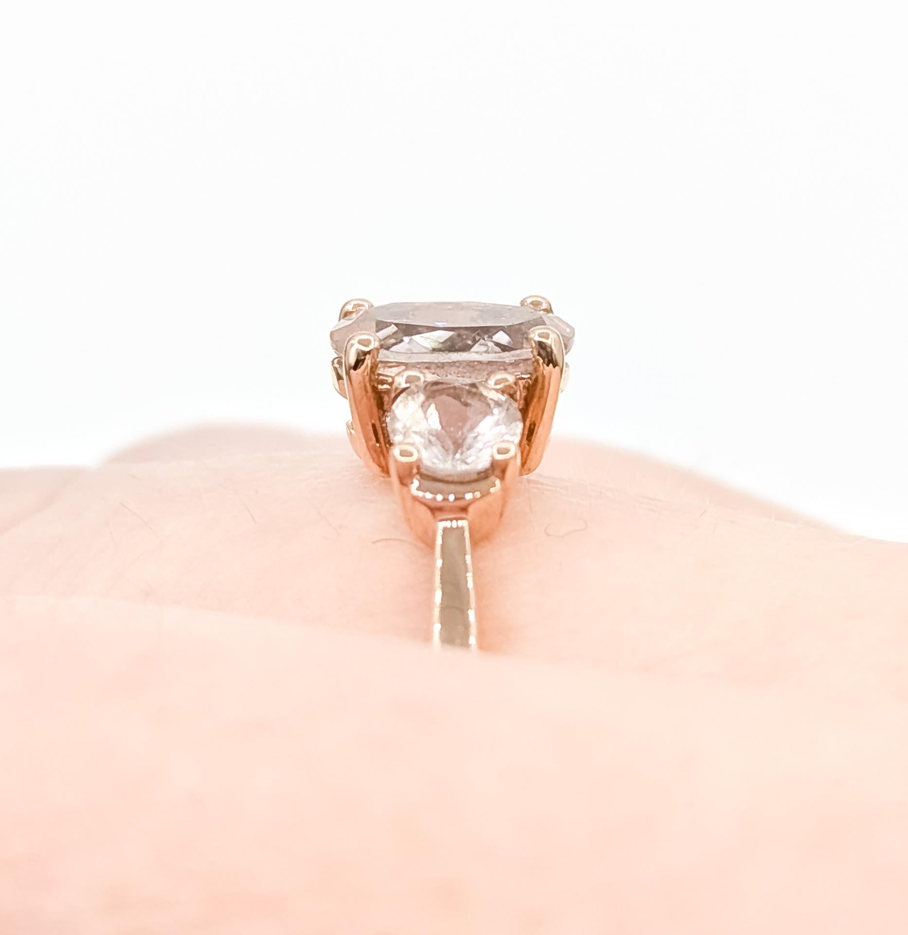 Taglio ovale Delicato anello con Morganite a tre pietre in 10k in vendita