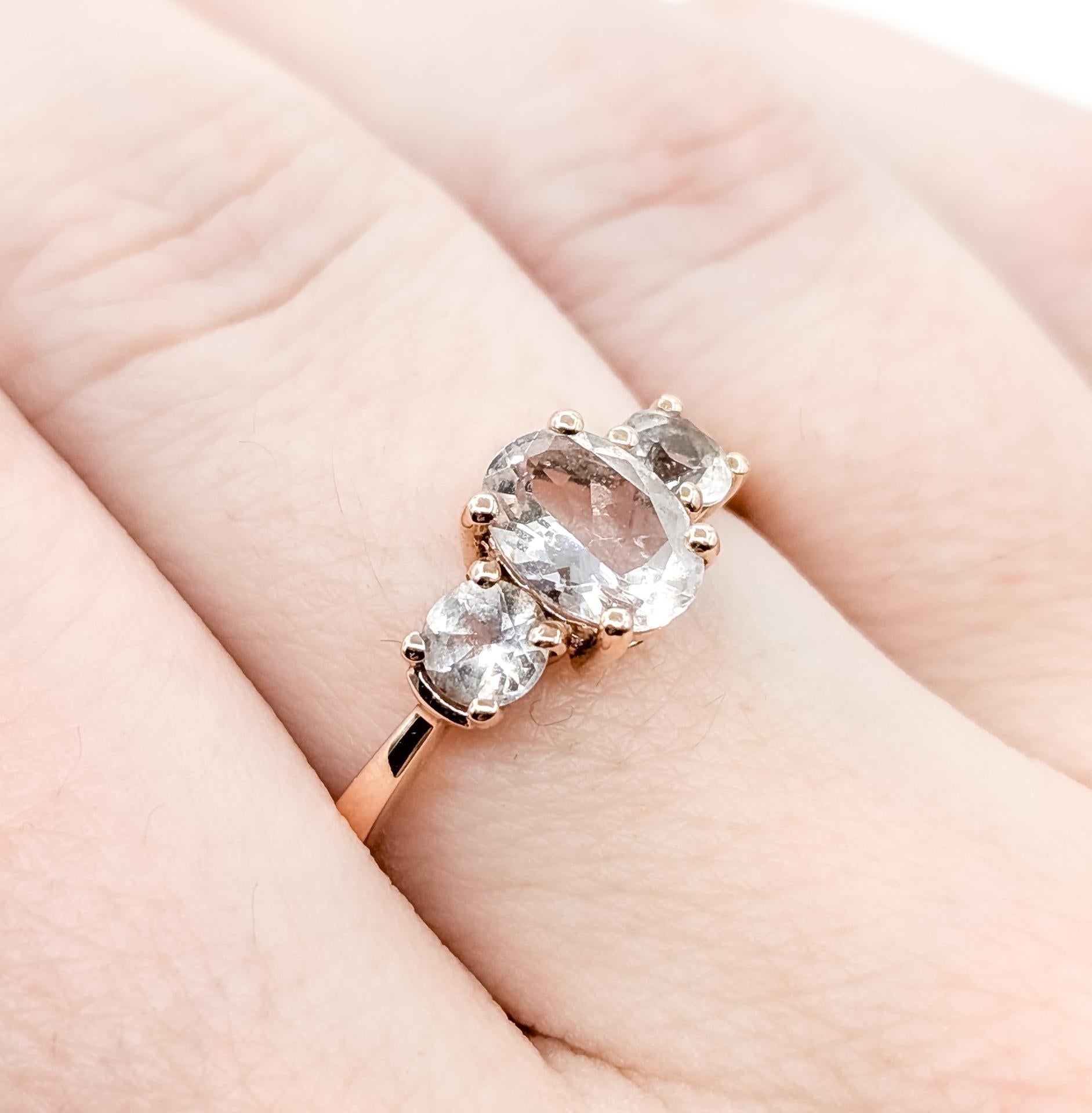 Delicato anello con Morganite a tre pietre in 10k In condizioni ottime in vendita a Bloomington, MN