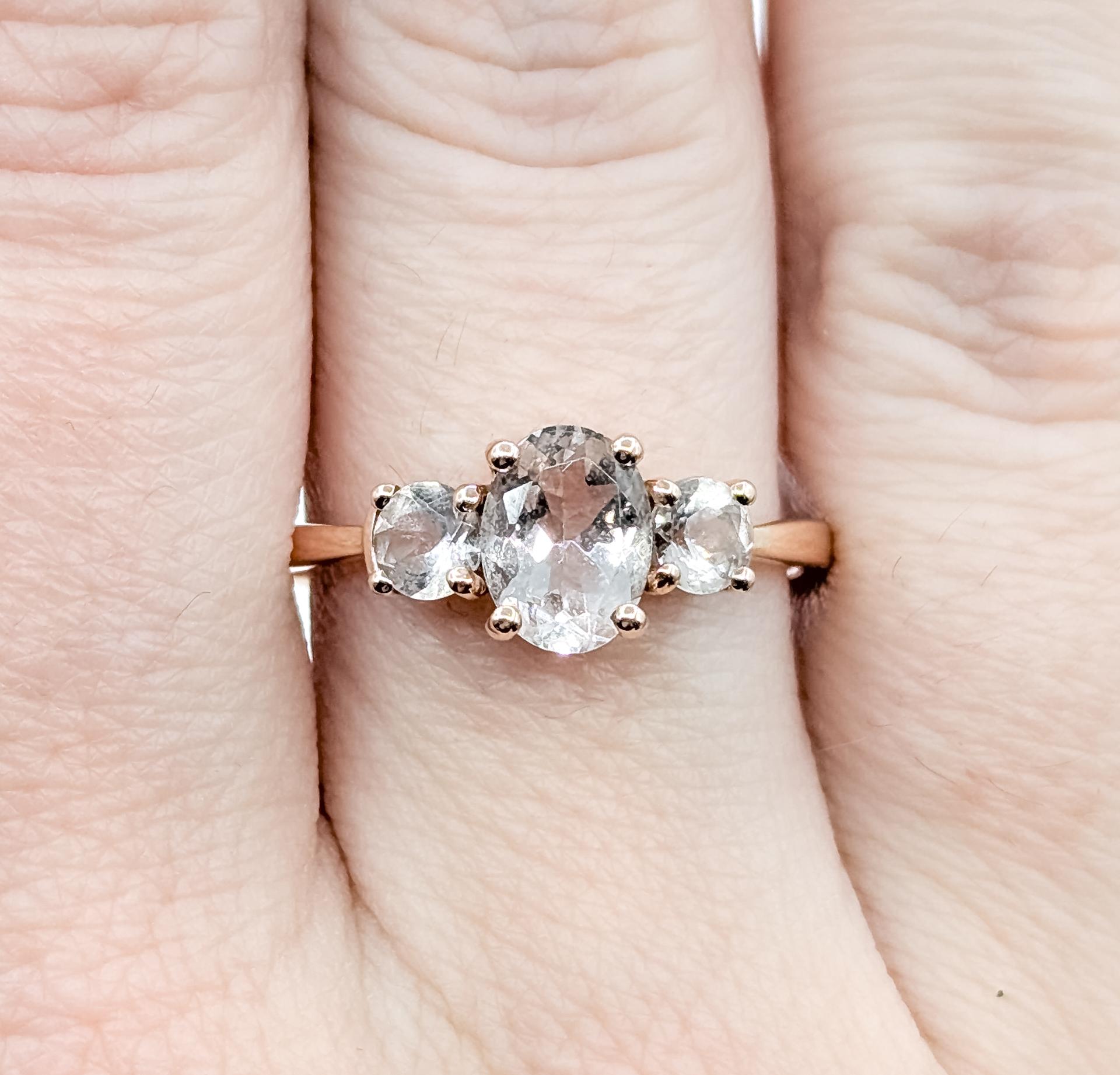 Donna Delicato anello con Morganite a tre pietre in 10k in vendita