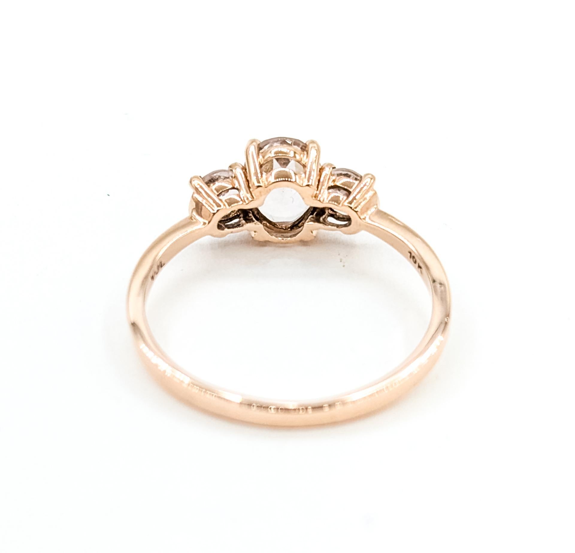 Delicato anello con Morganite a tre pietre in 10k in vendita 1