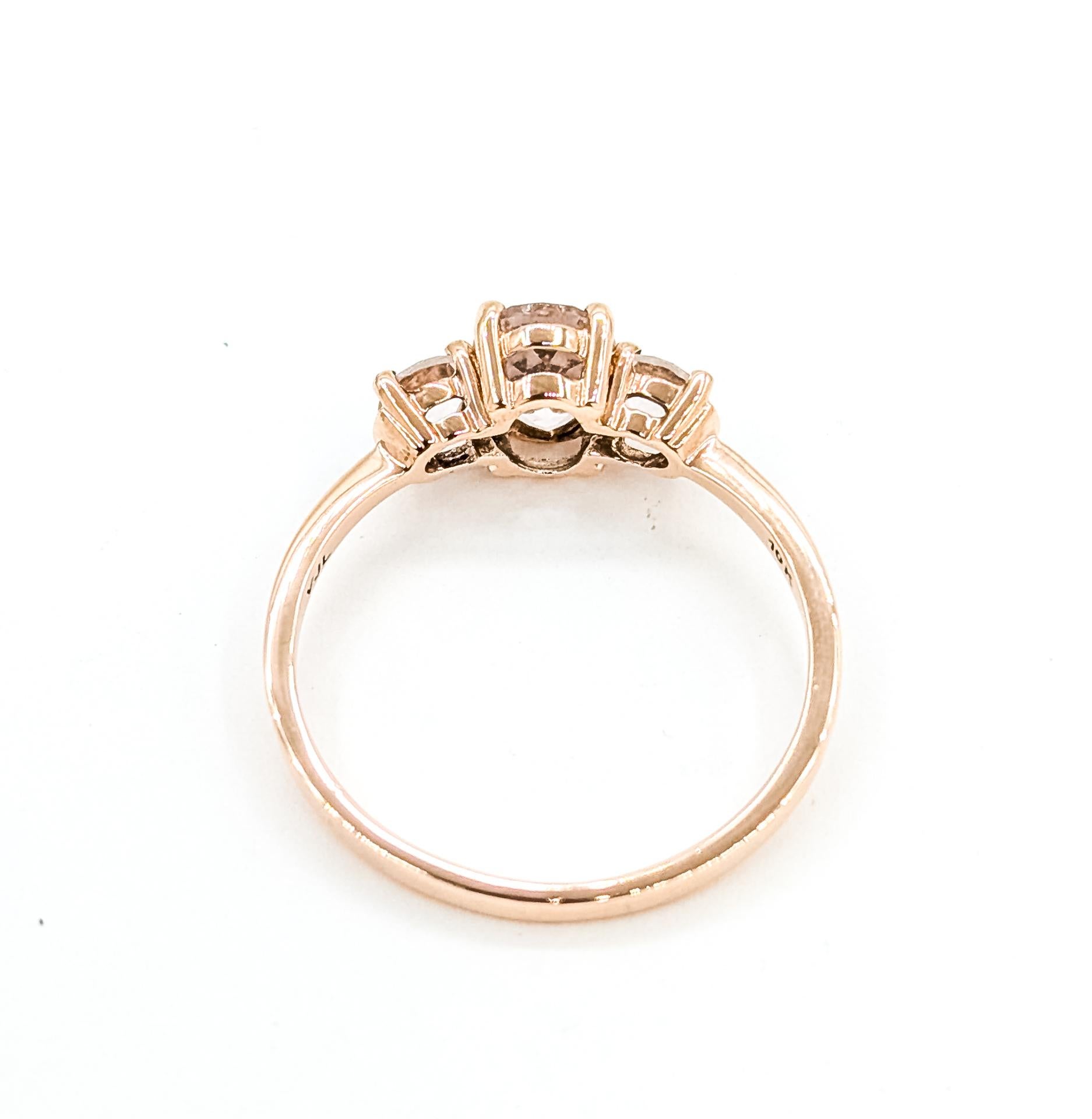 Delicato anello con Morganite a tre pietre in 10k in vendita 3