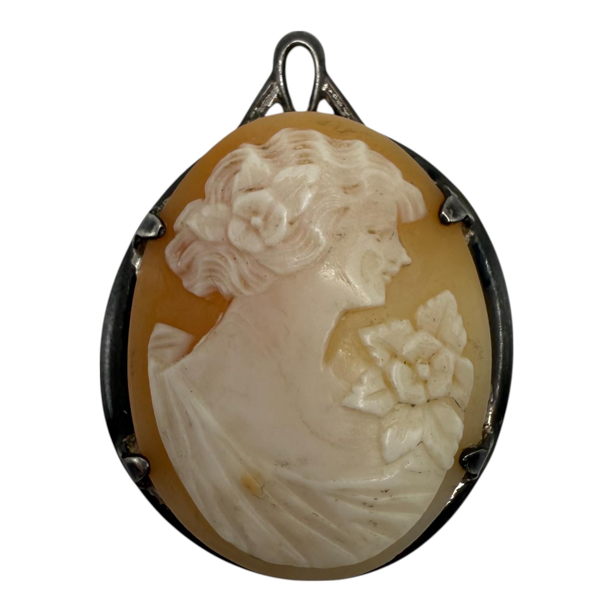 Zarte viktorianische Muschelkamee-Anhänger-Brosche mit Blumendetail 10k, um 1890
