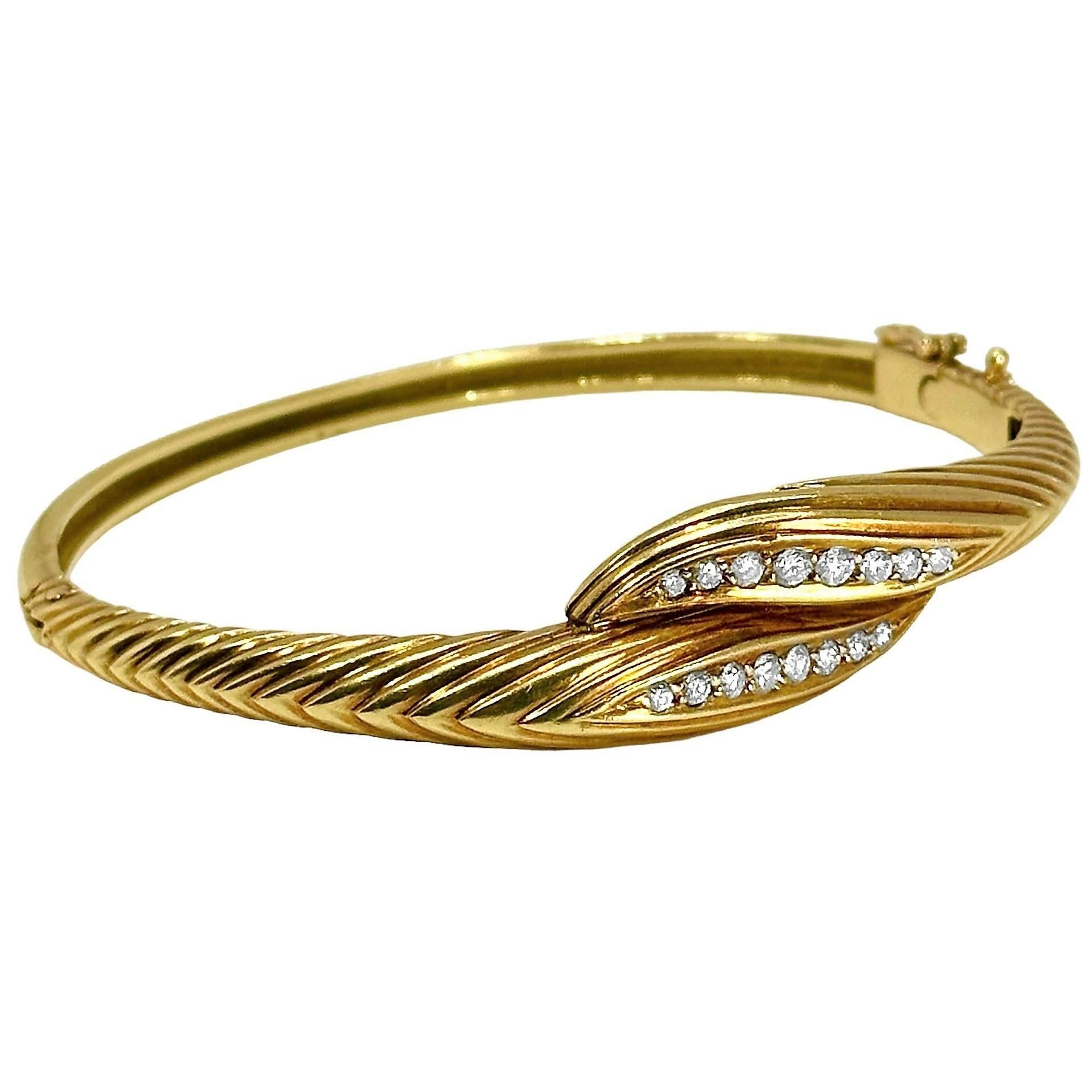 Delicate Vintage French Mid-20th Century Gold and Diamond Bangle Bracelet In Good Condition For Sale In Palm Beach, FL