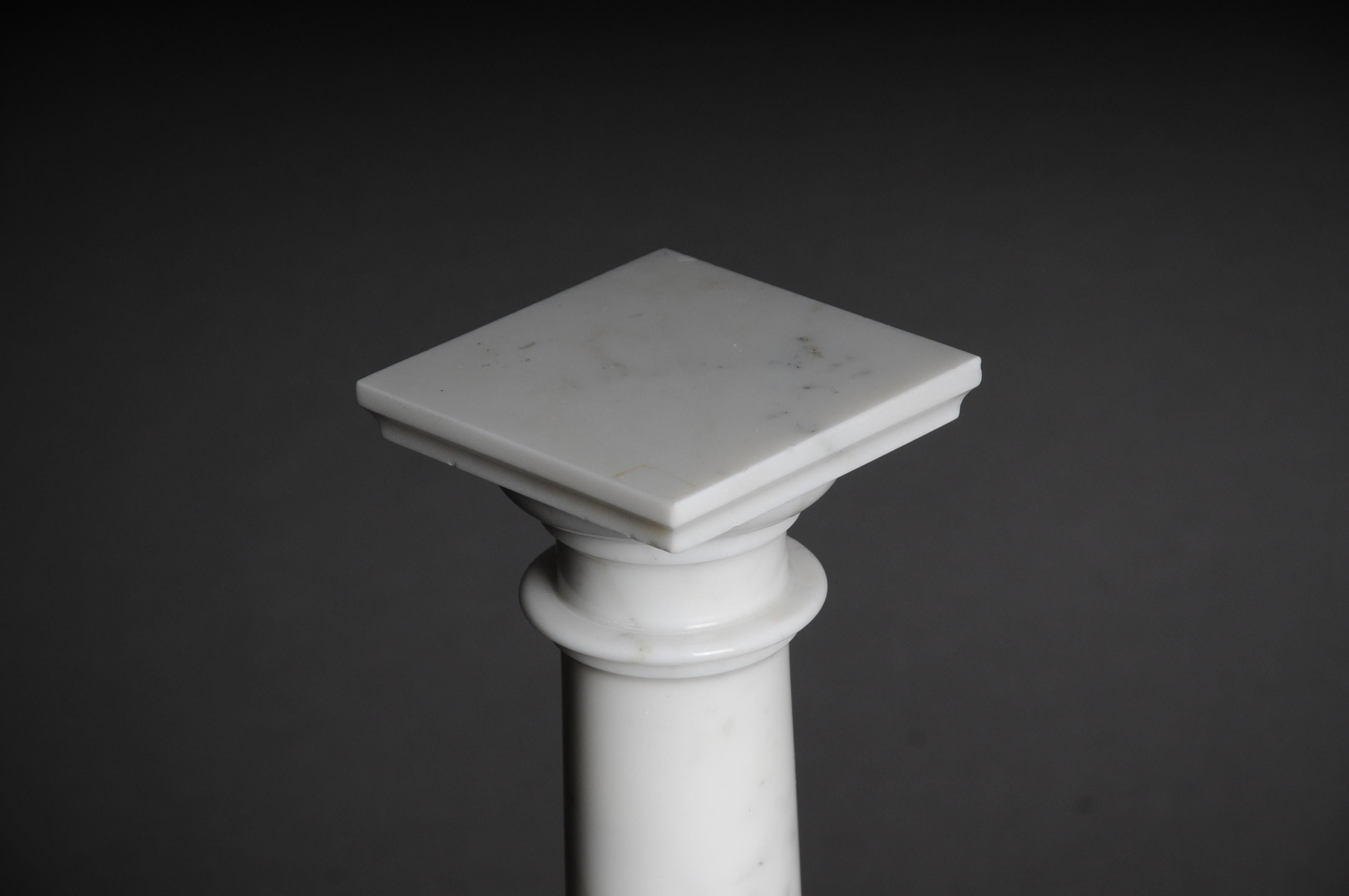 Delicate White Marble Column, 20th Century For Sale 3