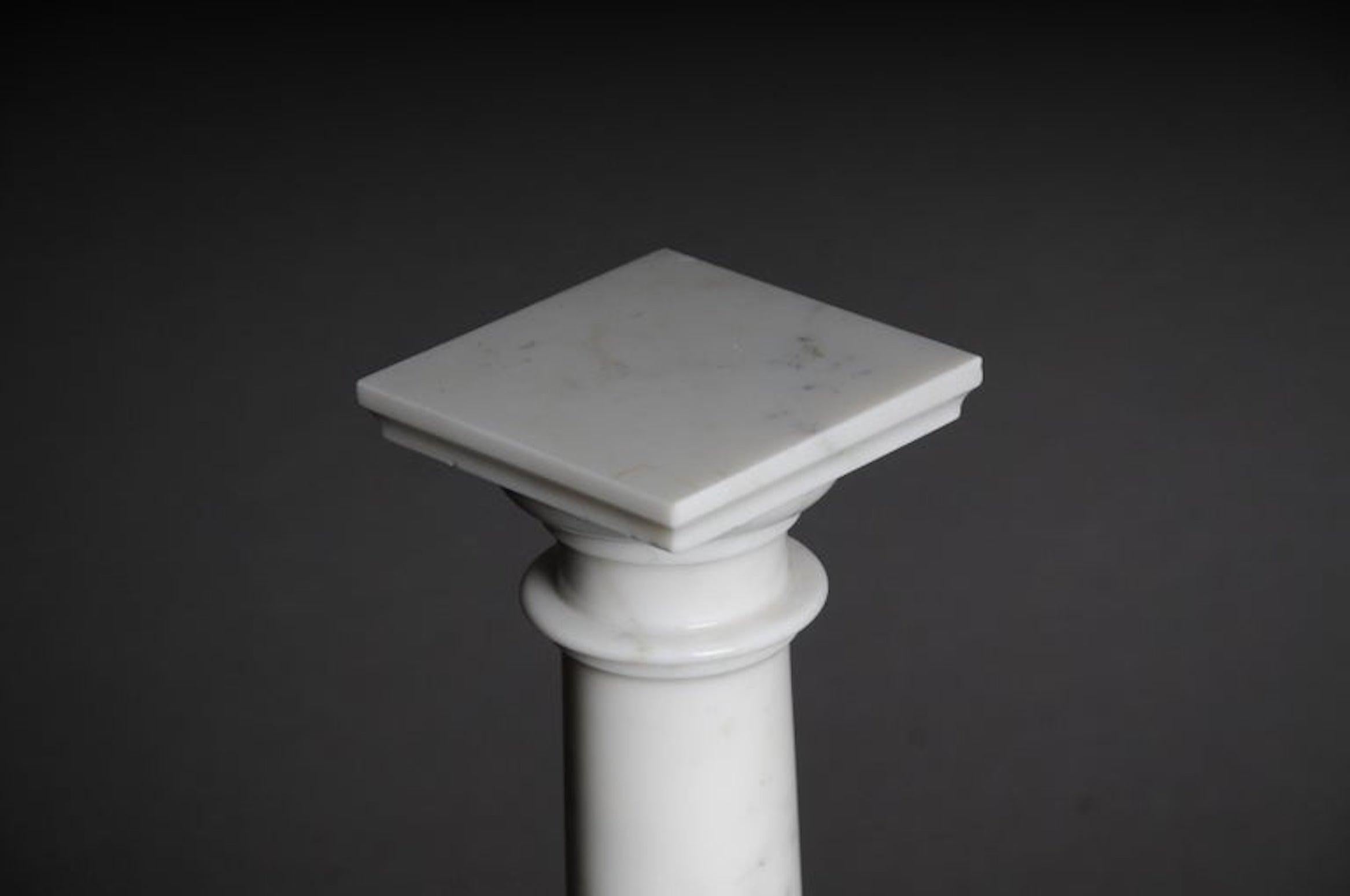 Delicate colonne en marbre blanc, 20e siècle Bon état - En vente à Berlin, DE