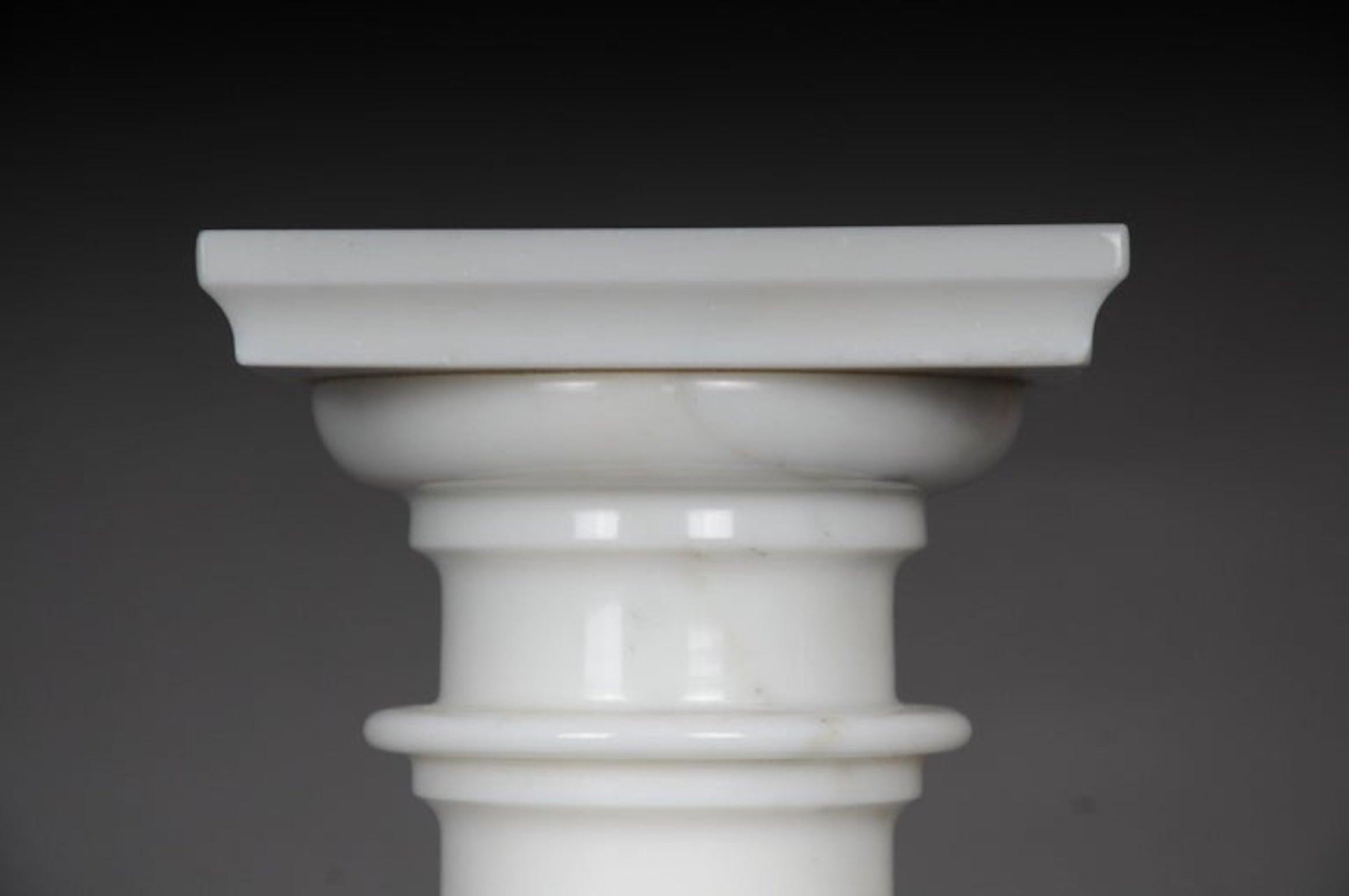 20ième siècle Delicate colonne en marbre blanc, 20e siècle en vente