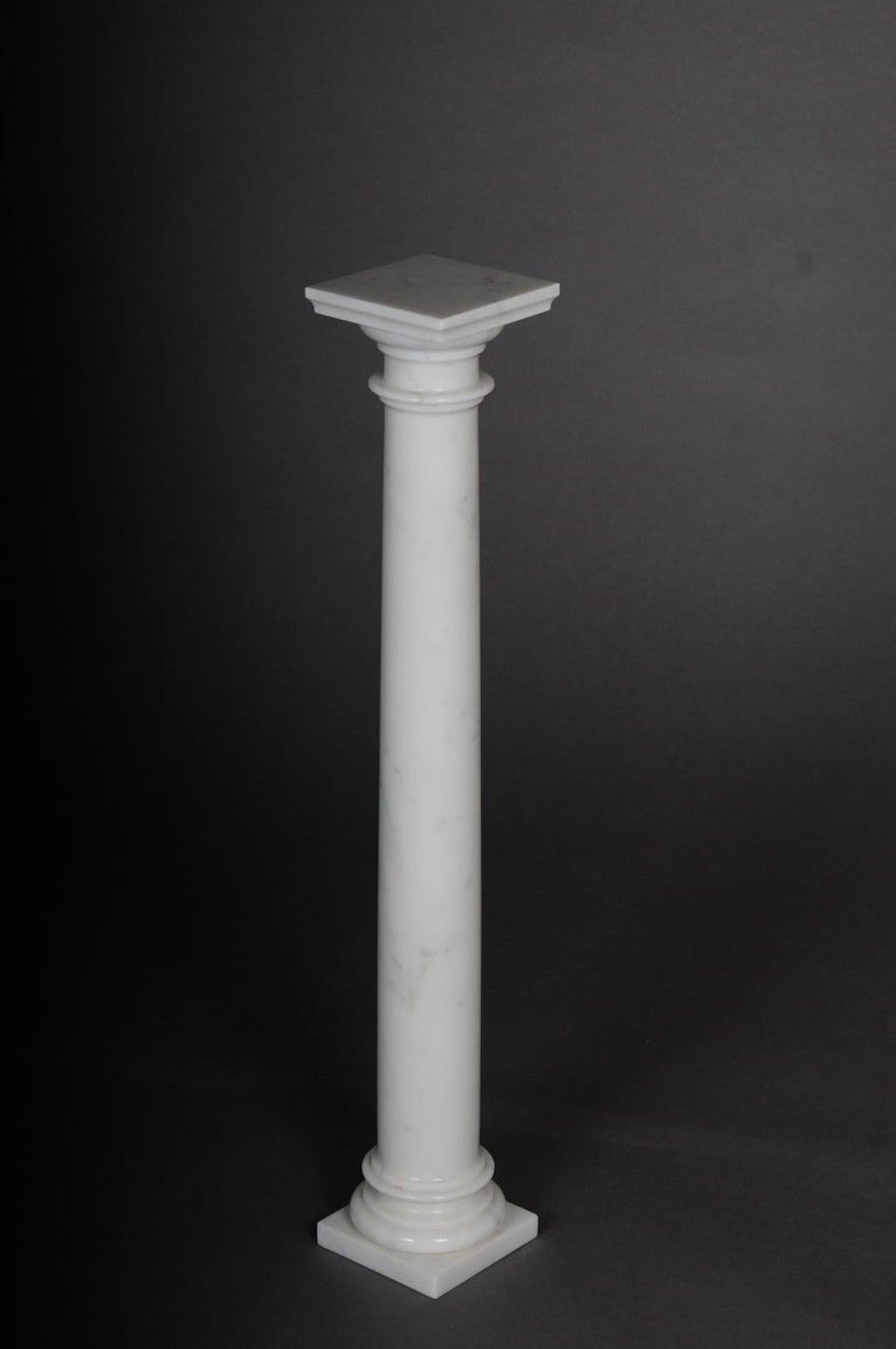 Marbre Delicate colonne en marbre blanc, 20e siècle en vente
