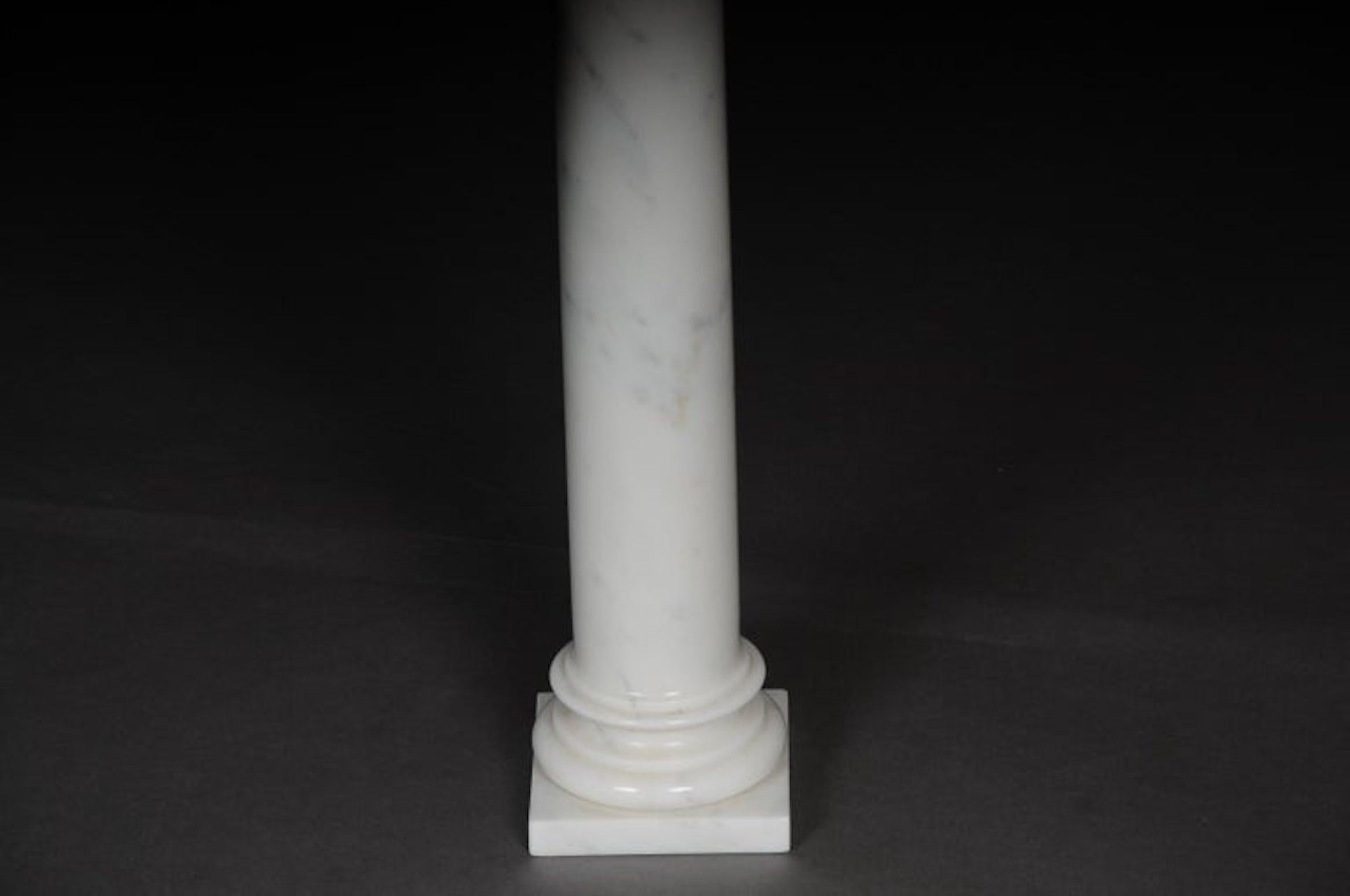 Delicate colonne en marbre blanc, 20e siècle en vente 1