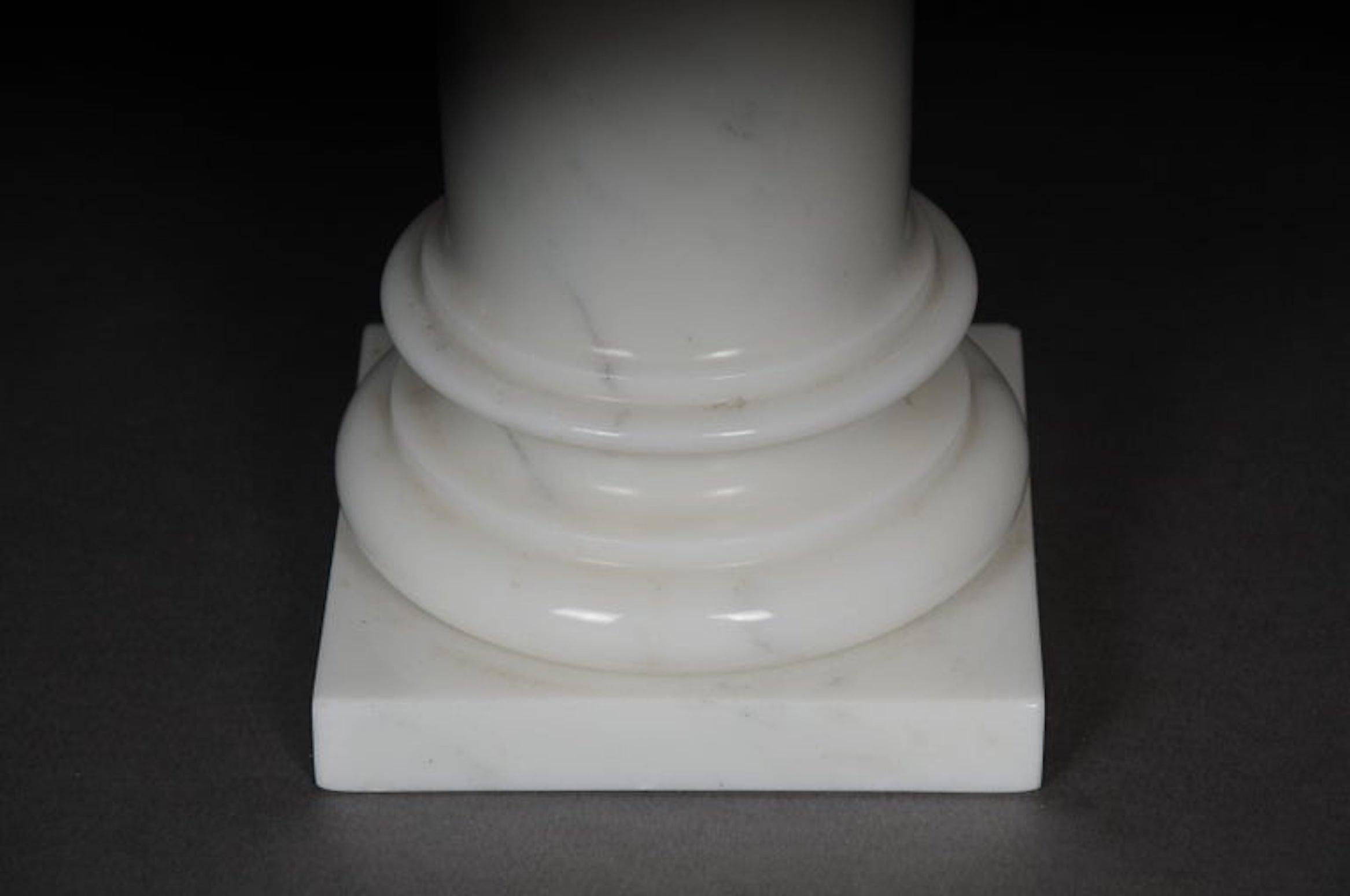 Delicate colonne en marbre blanc, 20e siècle en vente 2