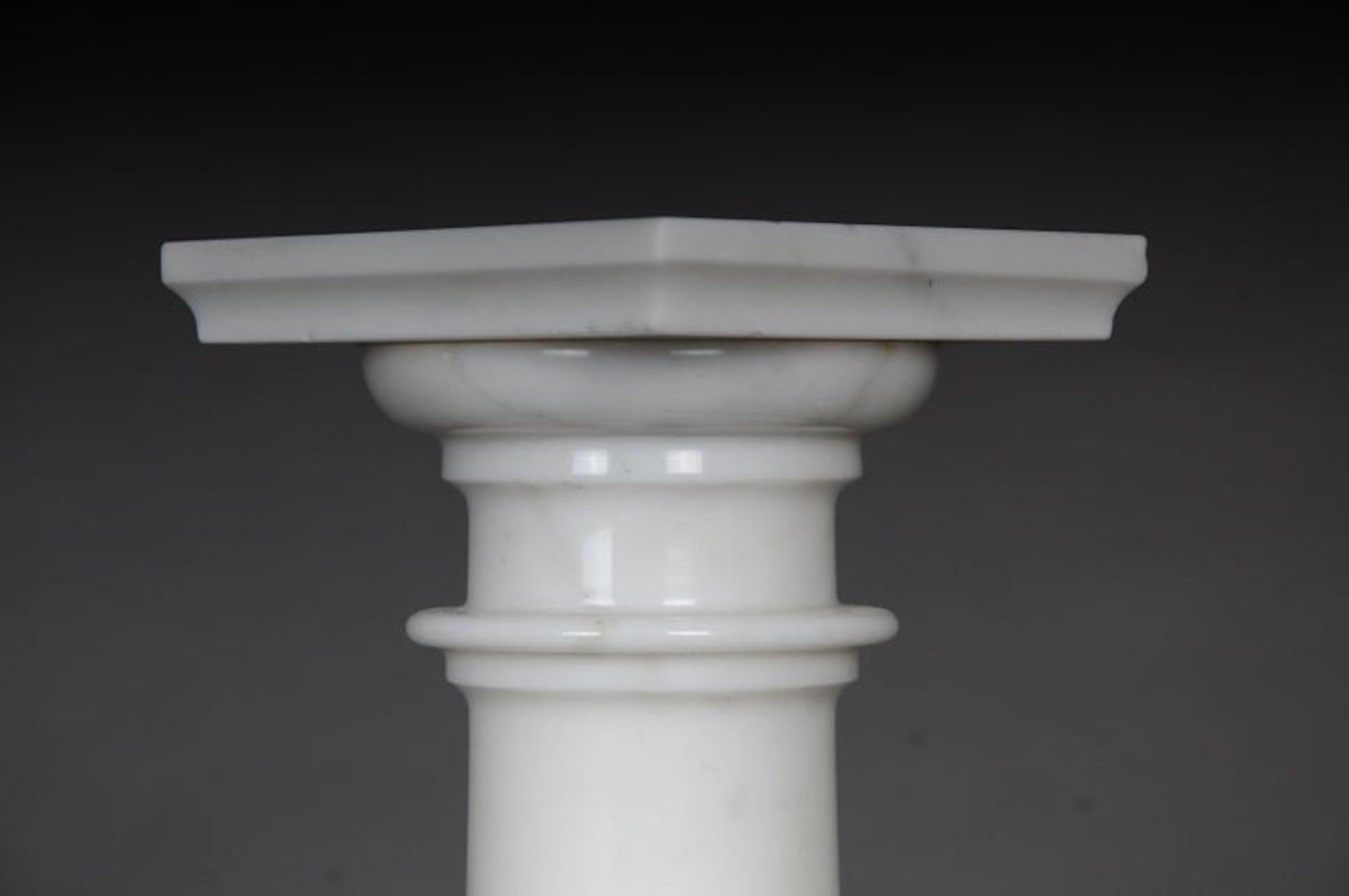 Delicate colonne en marbre blanc, 20e siècle en vente 3