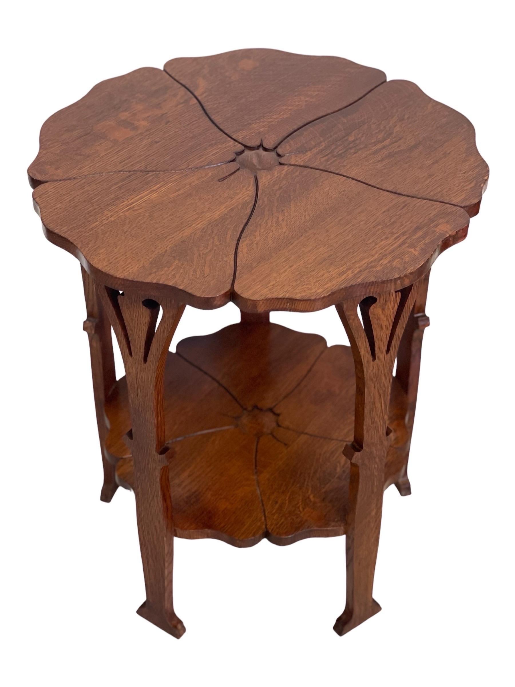Cette table Poppy de Gustave Stickley, au design délicat, a été produite pendant une très courte période, à partir de 1900. Son design révèle les racines anglaises du mouvement Arts and Crafts américain en plein essor. L'un des nombreux designs/One