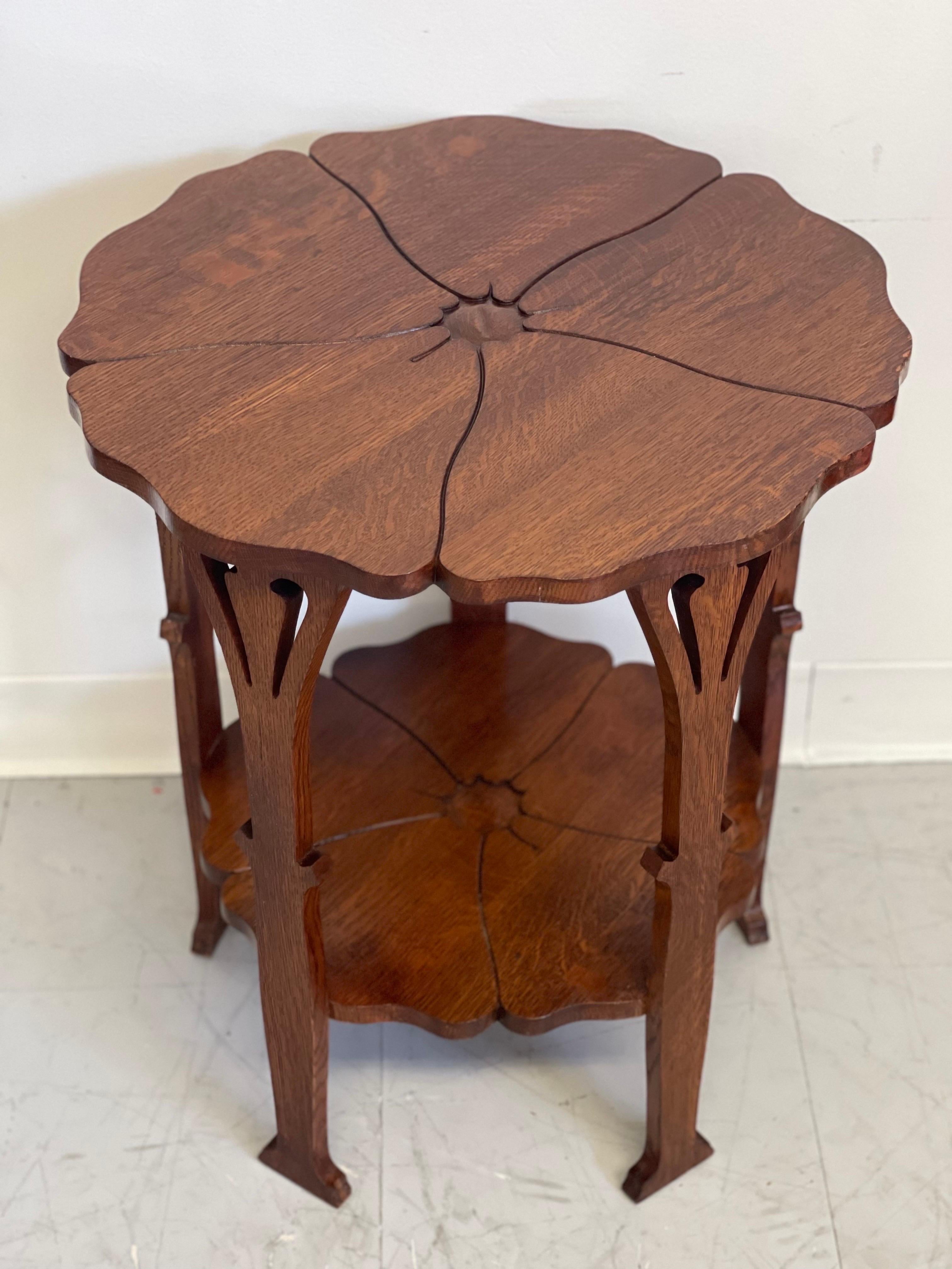 Art déco Table coquelicot antique Gustave délicatement conçue à motifs floraux en vente