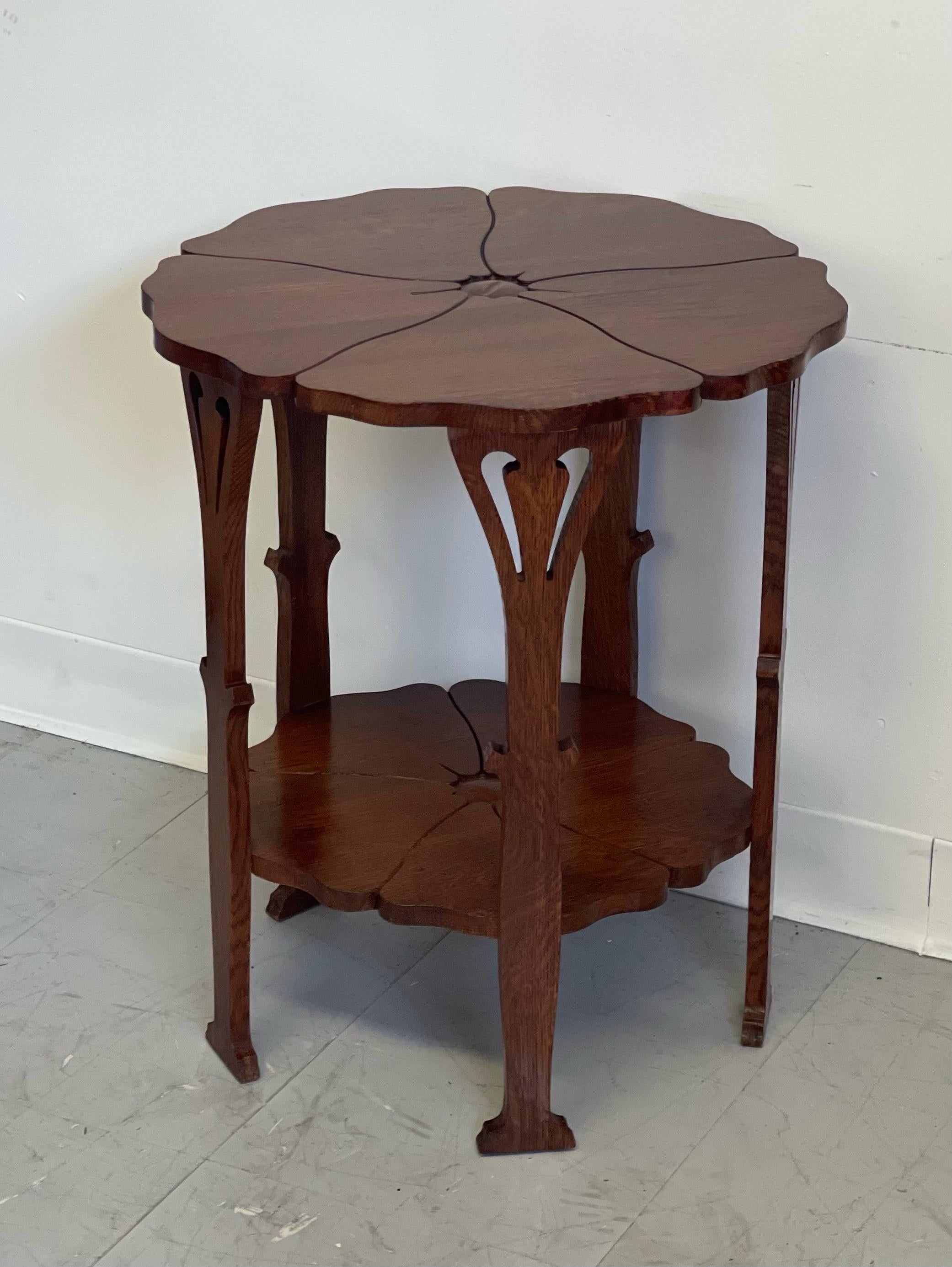 Table coquelicot antique Gustave délicatement conçue à motifs floraux Bon état - En vente à Seattle, WA