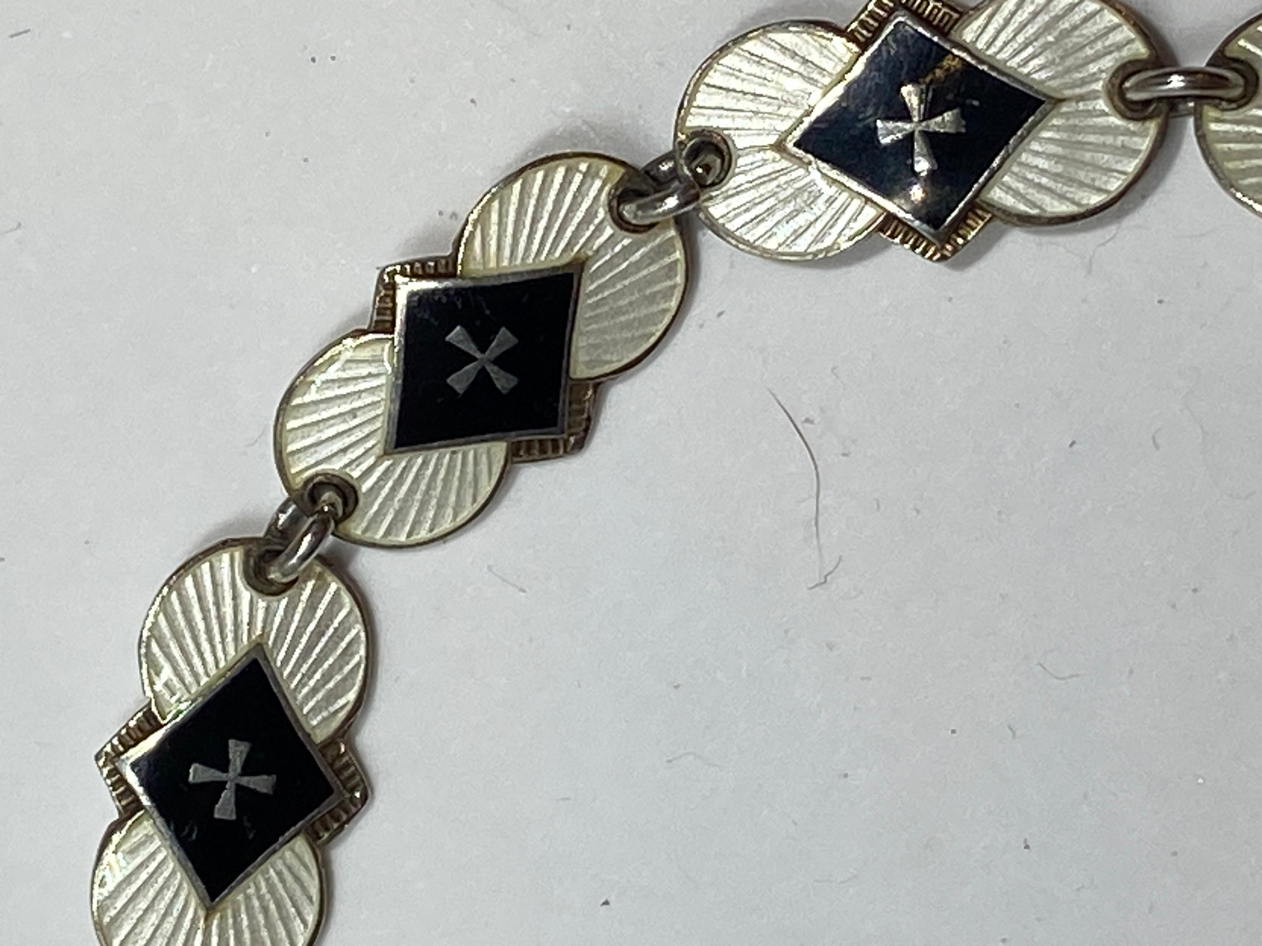 Zart detailliertes Armband aus Sterlingsilber mit schwarzer und cremefarbener Emaille (Art nouveau) im Angebot
