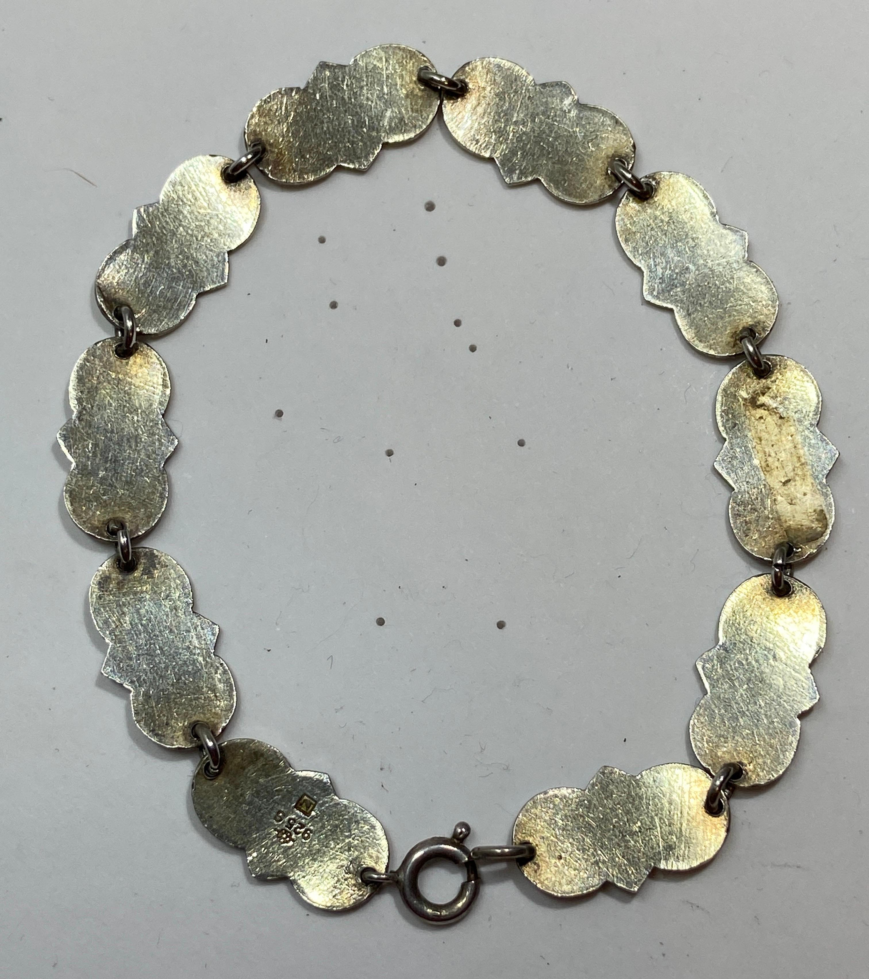 Bracciale in argento sterling con smalto nero e crema dai dettagli delicati in vendita 3