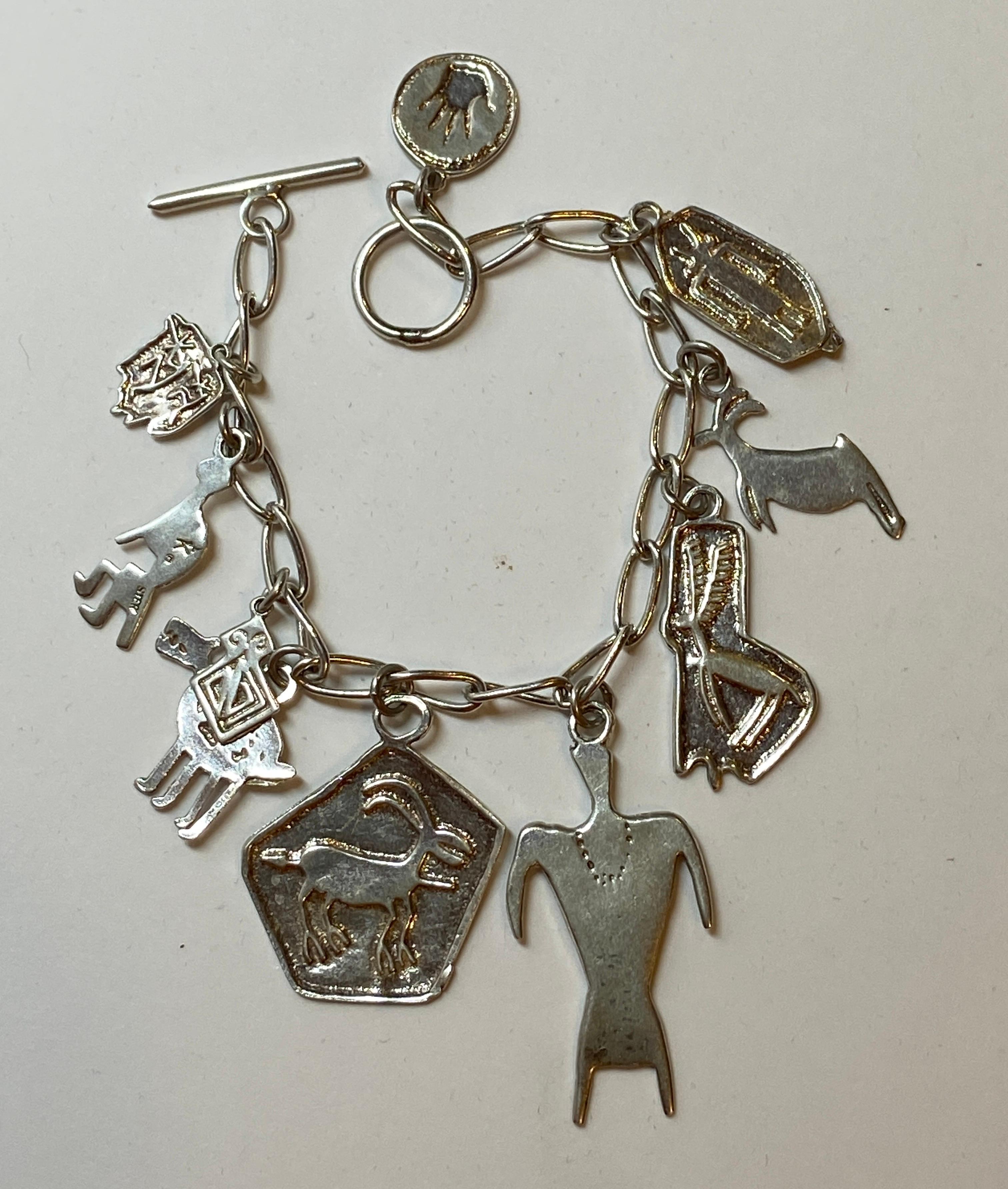 Skurrilesisches Sterlingsilber-Charm-Armband (Kunsthandwerker*in) im Angebot