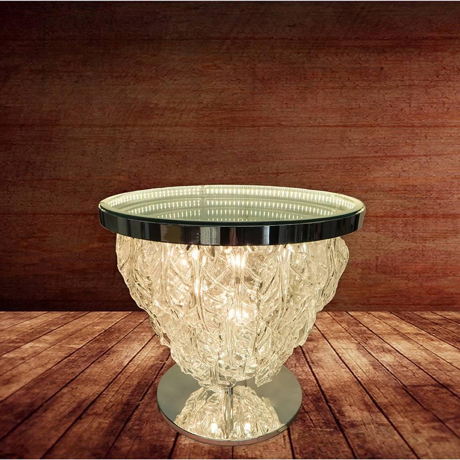 Moderna mesa iluminada italiana con espejo iluminado al infinito, vestida con hojas de cristal de Murano transparente montadas sobre base de metal cromado / Diseñada por Fabio Bergomi para Fabio Ltd / Fabricada en Italia
Tira de luz LED más 12