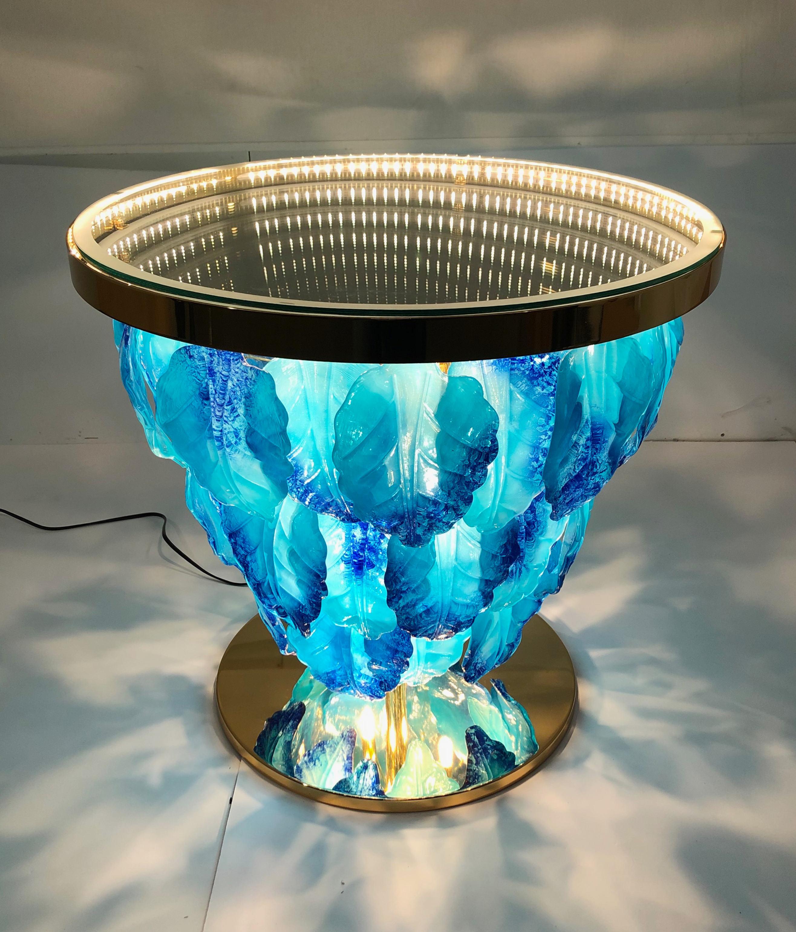 Moderner italienischer Leuchttisch mit unendlich beleuchtetem Spiegel, verziert mit blauen und aquamarinfarbenen Muranoglasblättern, montiert auf einem 24 Karat vergoldeten Metallsockel / Entworfen von Fabio Bergomi für Fabio Ltd / Made in