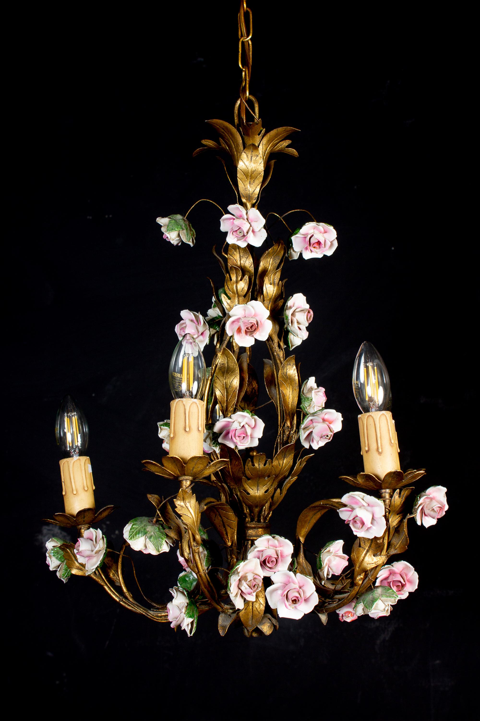 Delicious 19th Century Chandelier with Colorful Porcelain Flowers In Good Condition For Sale In Rome, IT