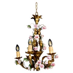 Delizioso lampadario del XIX secolo con fiori colorati in porcellana