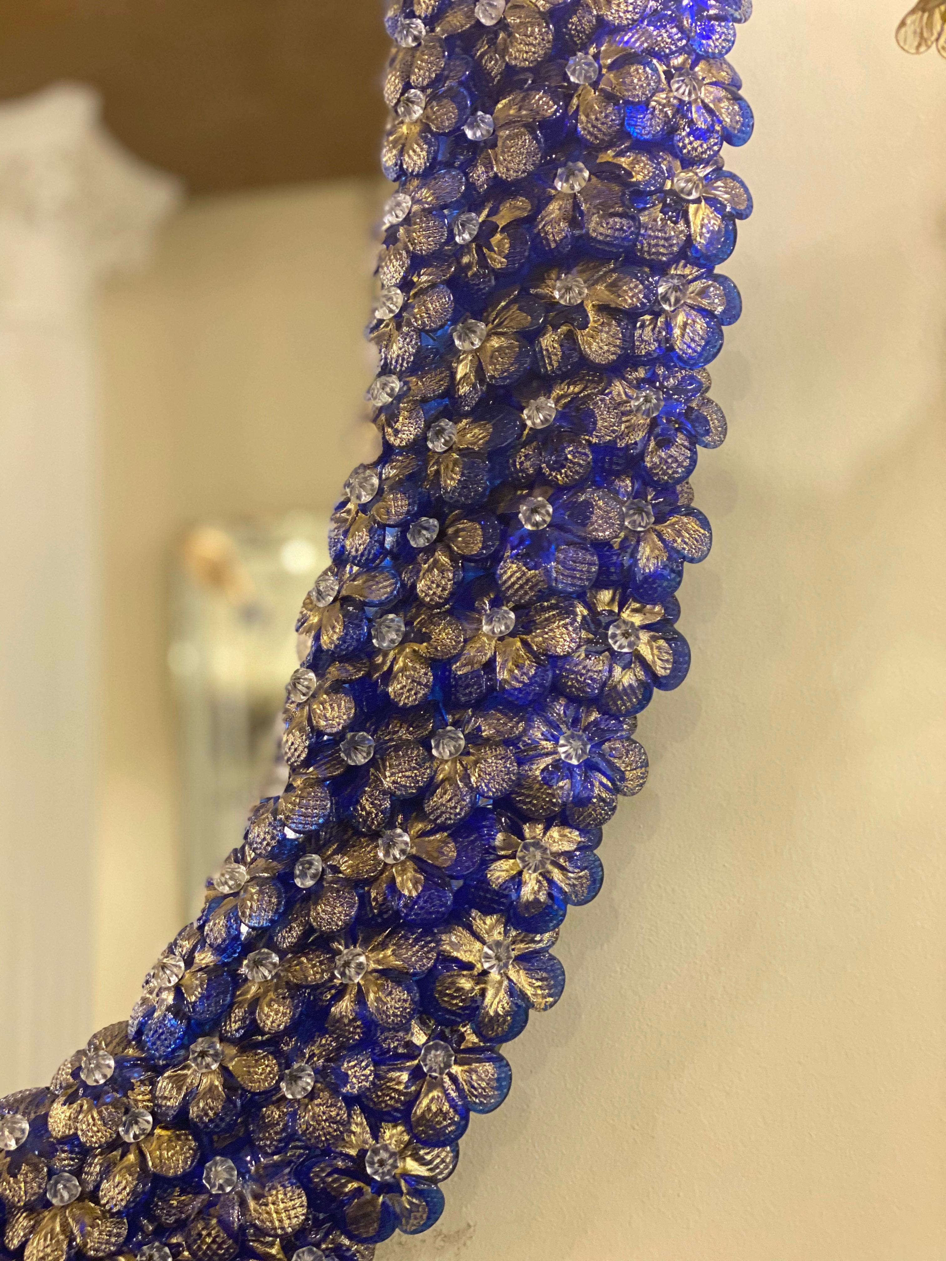 italien Magnifique miroir en verre de Murano de forme ovale à fleurs bleues en vente
