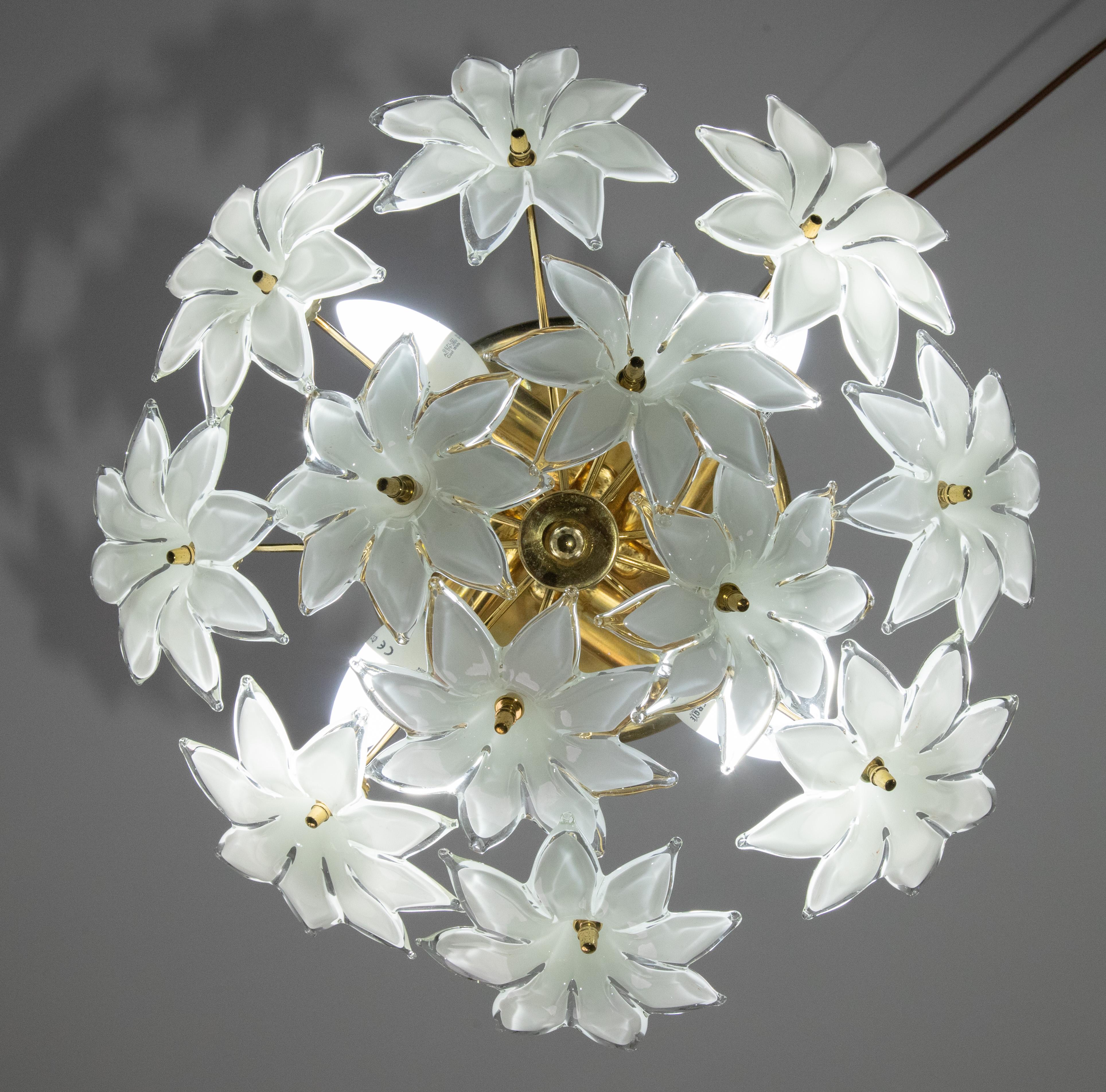 Gorgeous white flowers Murano ceiling light.
The ceiling light mounts 4 lamp holders with E14 socket, possible to switch for USA.
Very good condition of the flowers, the flowers are all handmade so they are unique because they are a little different