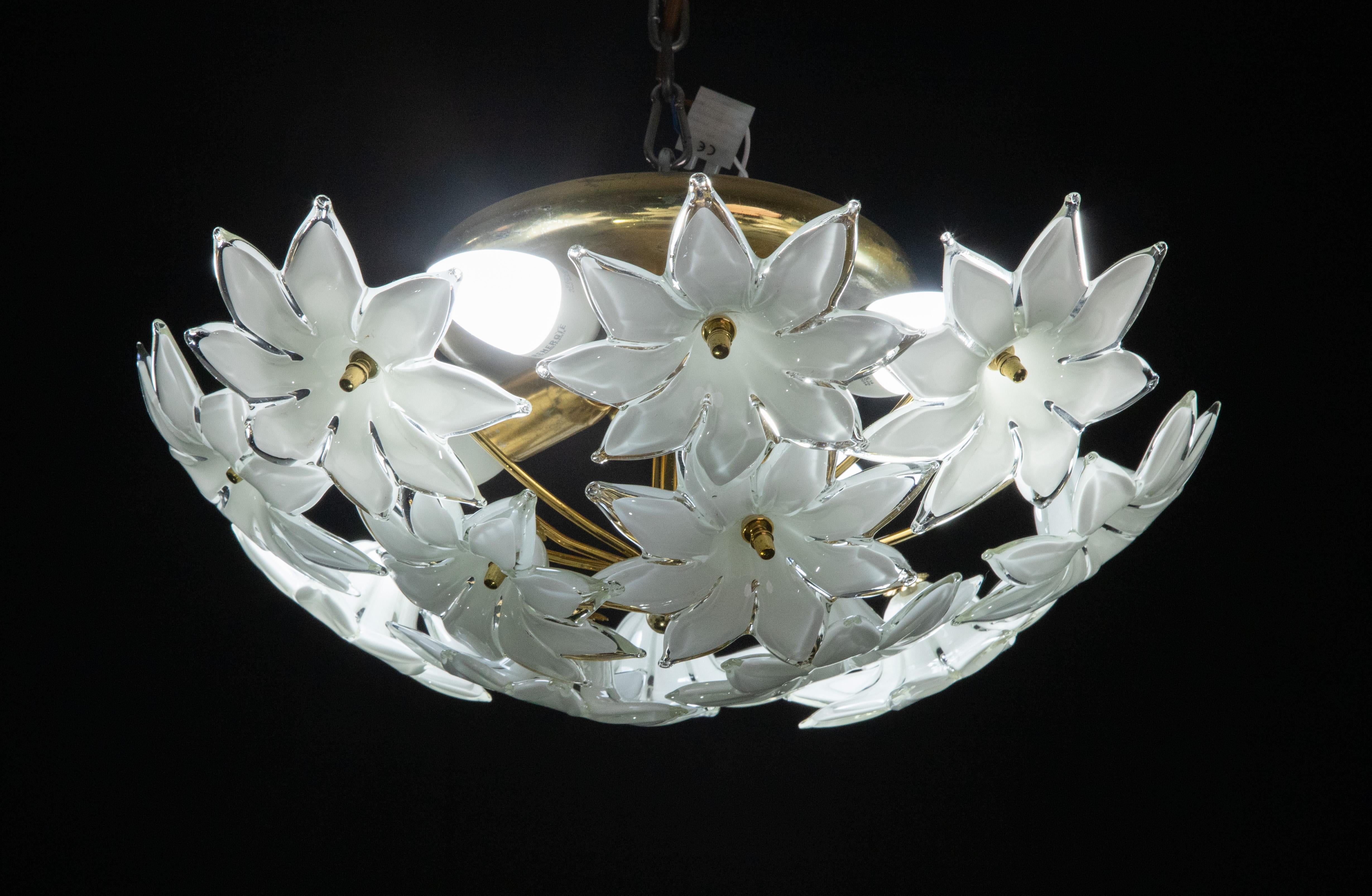 Delicious Murano Vintage Ceiling Light White Flowers, 1970s In Good Condition In Roma, IT