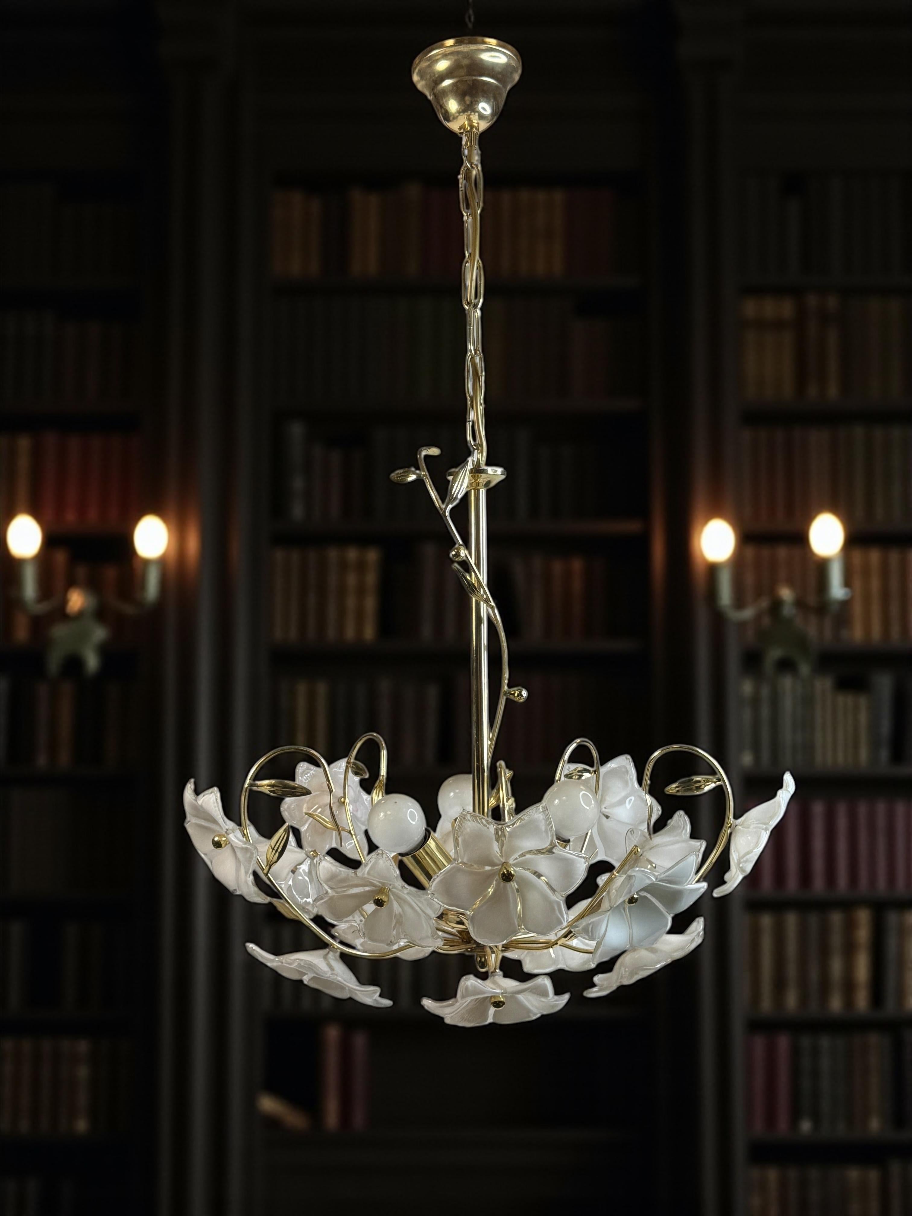 Köstlicher Murano Vintage-Kronleuchter mit Blumen aus weißem Glas, 1970er Jahre im Angebot 2