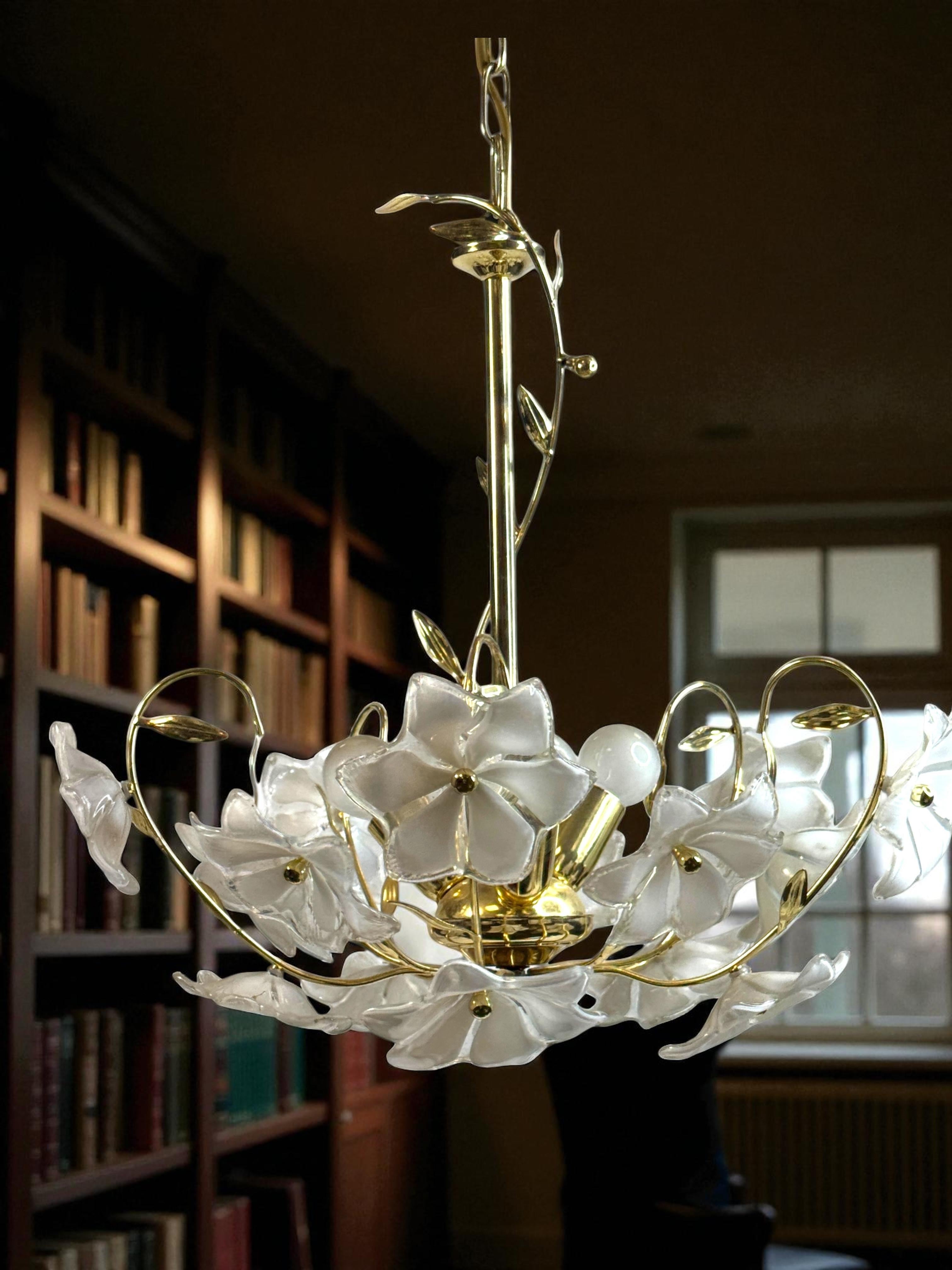 Köstlicher Murano Vintage-Kronleuchter mit Blumen aus weißem Glas, 1970er Jahre im Angebot 3