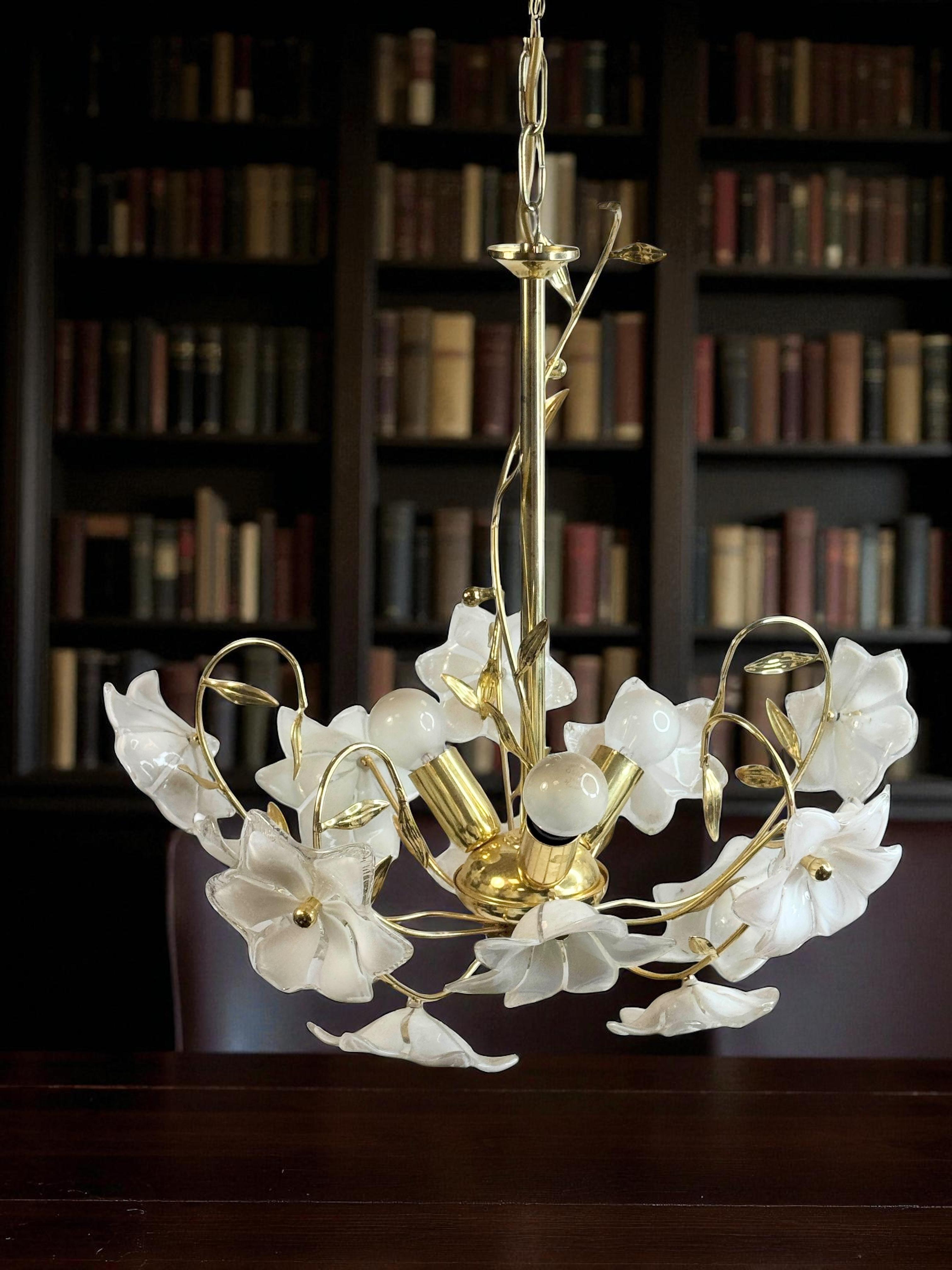 Köstlicher Murano Vintage-Kronleuchter mit Blumen aus weißem Glas, 1970er Jahre im Angebot 4