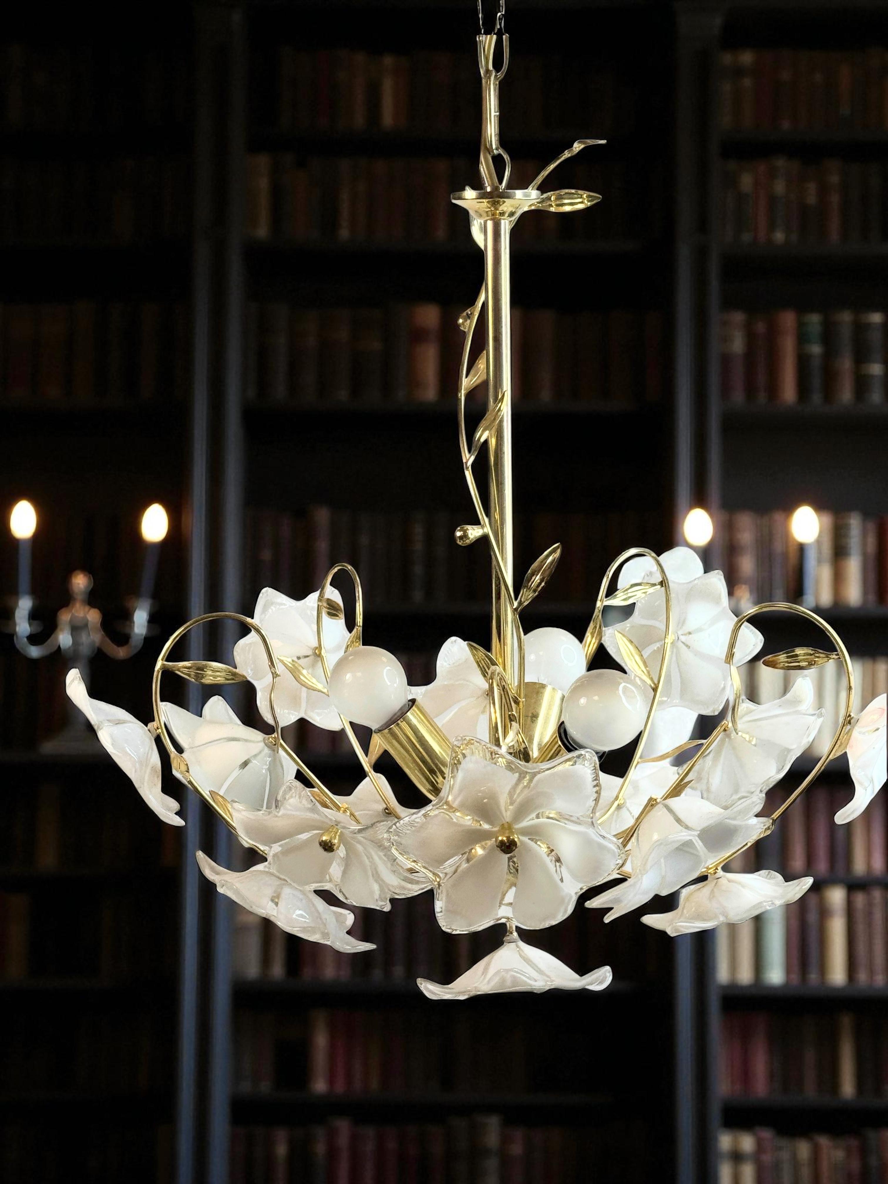 Köstlicher Murano Vintage-Kronleuchter mit Blumen aus weißem Glas, 1970er Jahre im Angebot 5