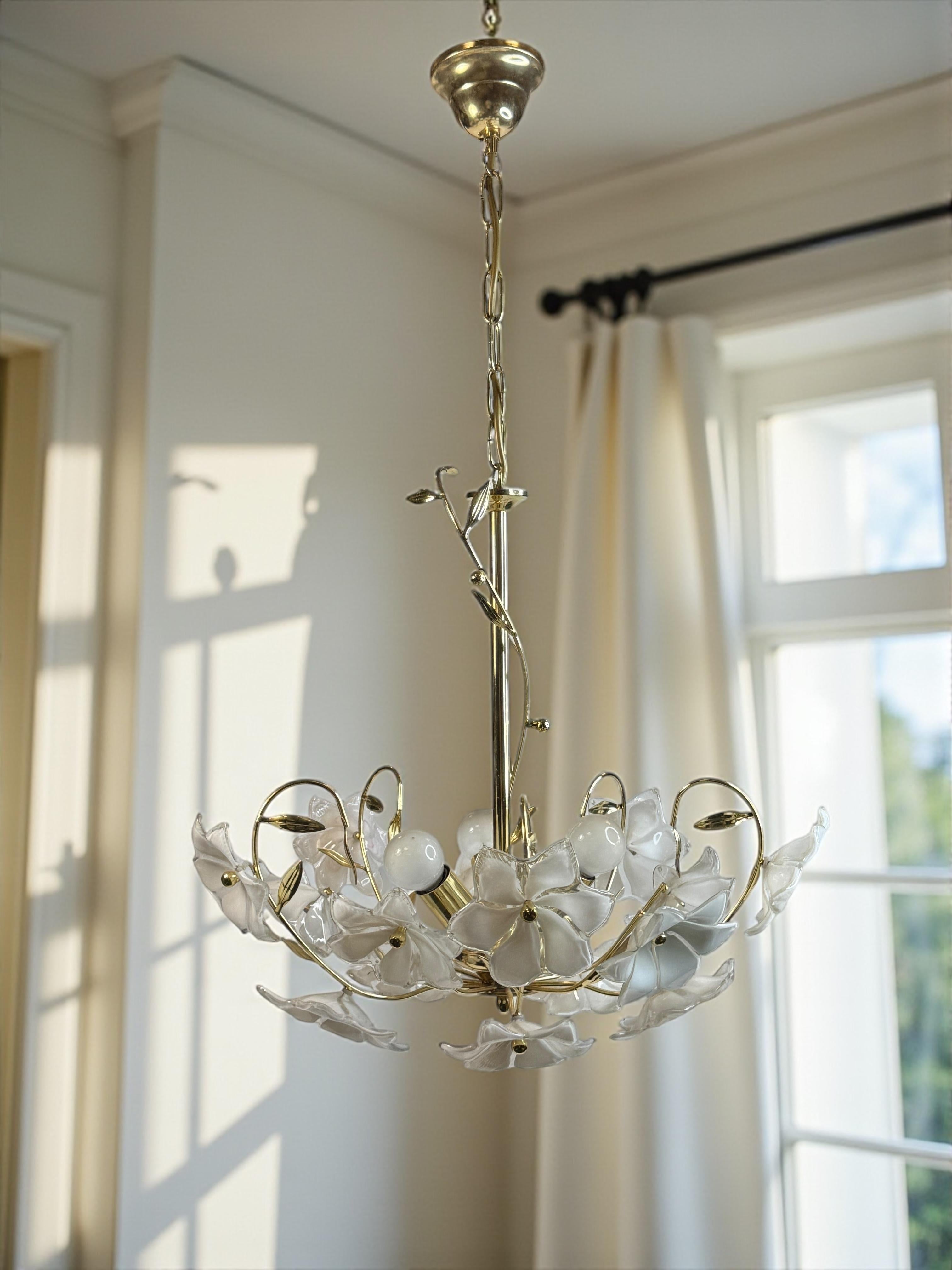 Köstlicher Murano Vintage-Kronleuchter mit Blumen aus weißem Glas, 1970er Jahre im Angebot 6