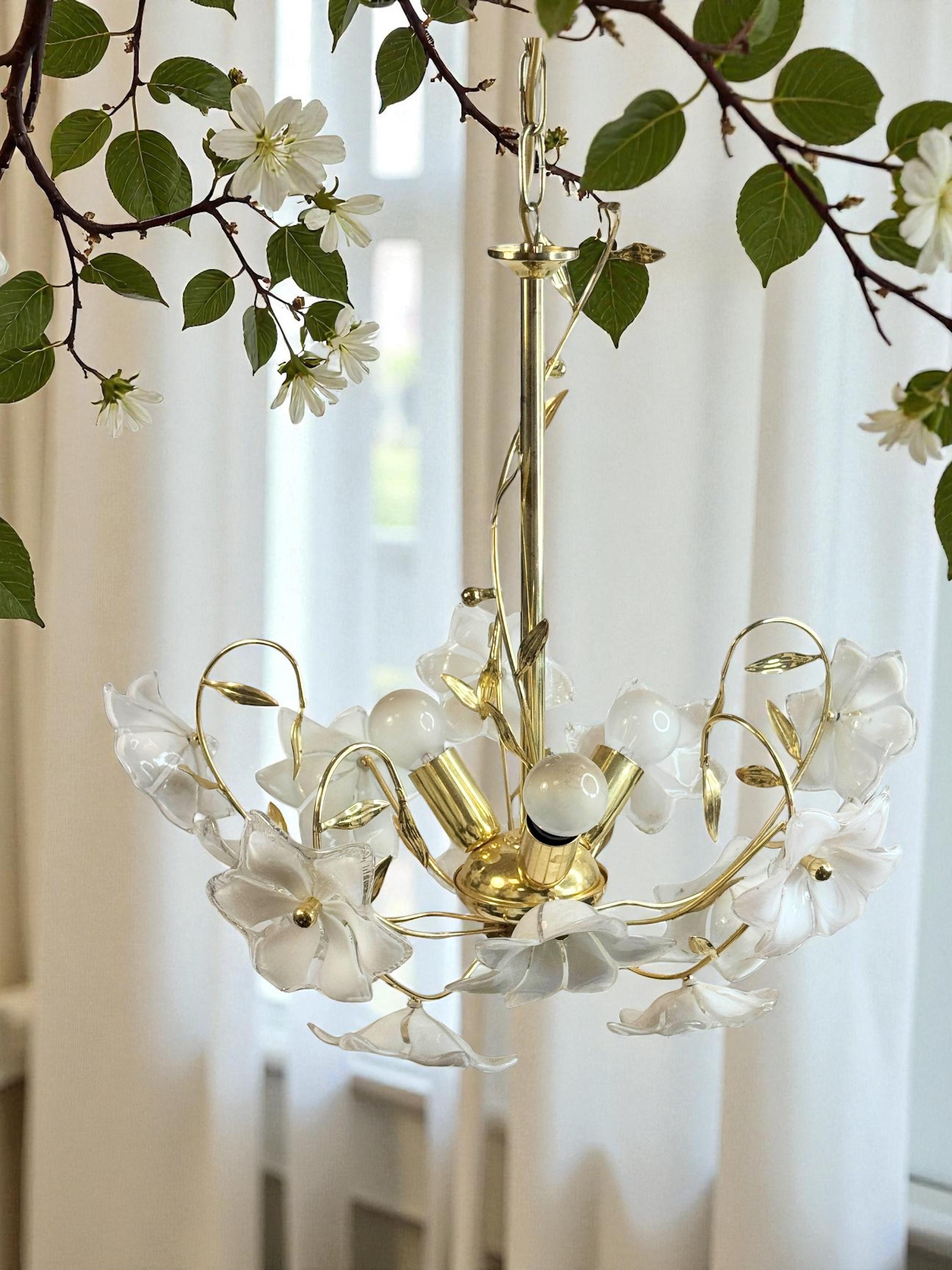 Köstlicher Murano Vintage-Kronleuchter mit Blumen aus weißem Glas, 1970er Jahre im Angebot 8