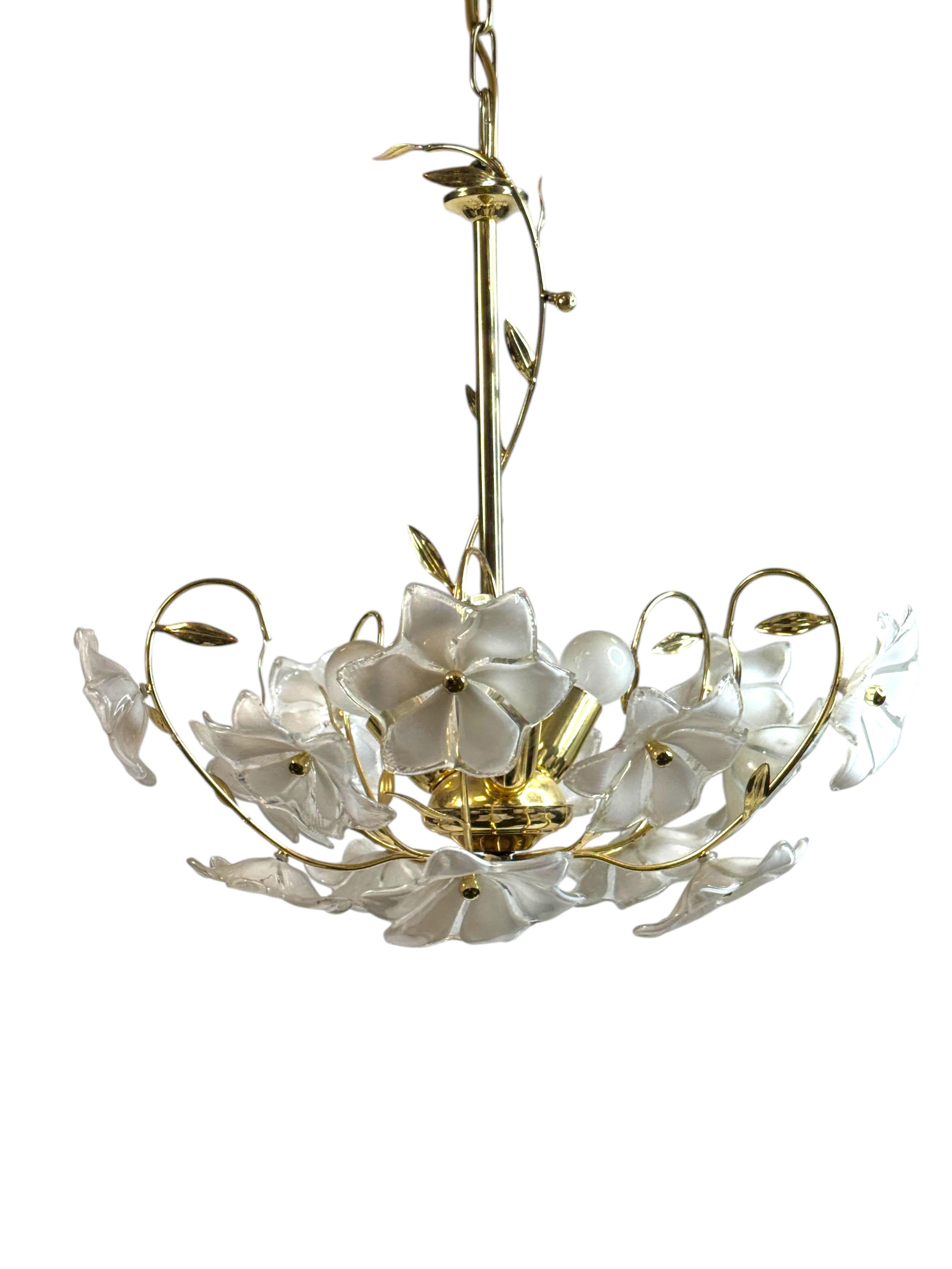 Italienischer Glasblumen-Kronleuchter, 1970er Jahre

Dieser elegante Kronleuchter, der in den 1970er Jahren in Italien hergestellt wurde, ist ein Beispiel für die zeitlose Schönheit handgefertigter Glaskunst. Die Leuchte besteht aus einem Strauß