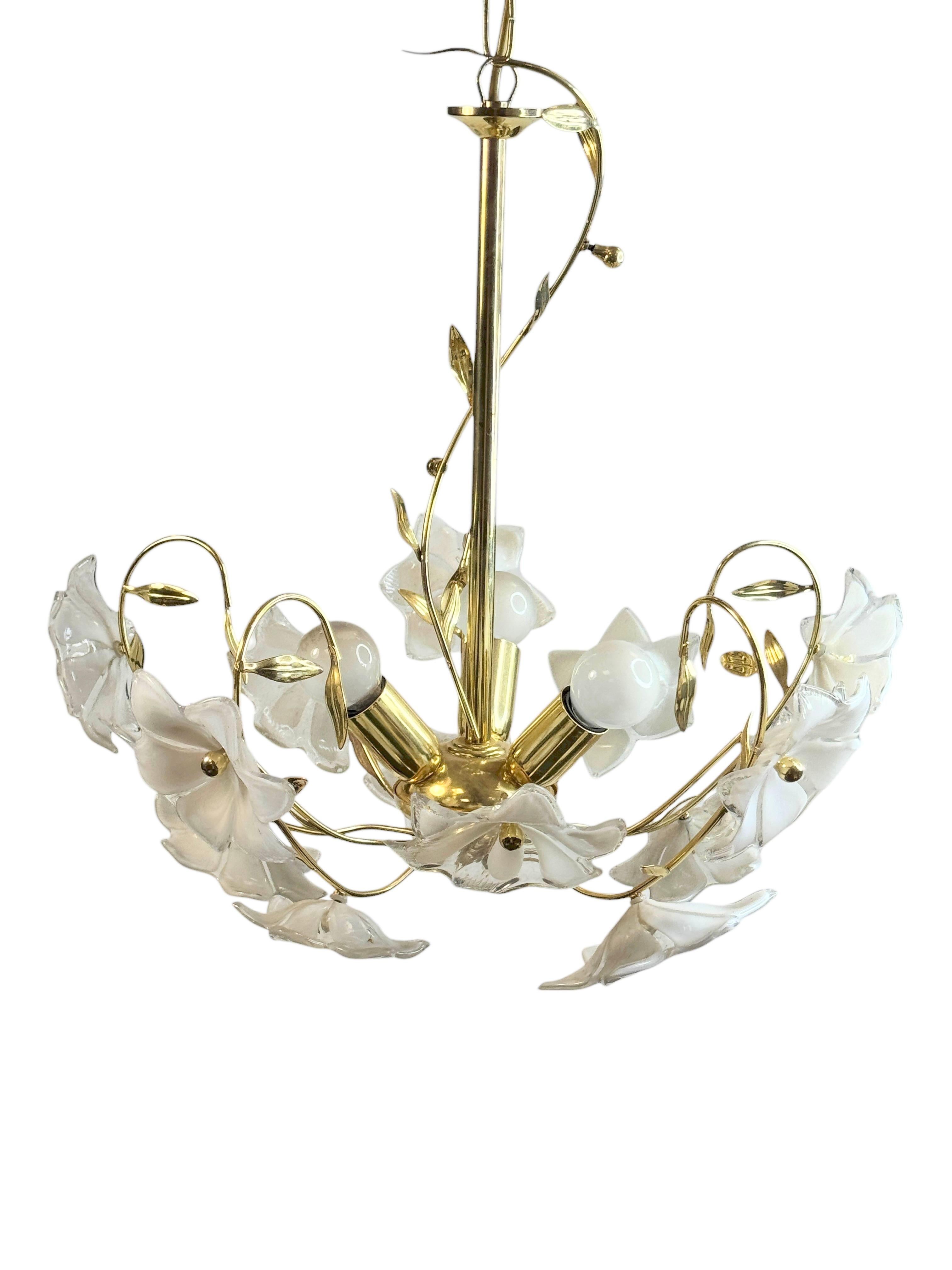Köstlicher Murano Vintage-Kronleuchter mit Blumen aus weißem Glas, 1970er Jahre (Moderne der Mitte des Jahrhunderts) im Angebot