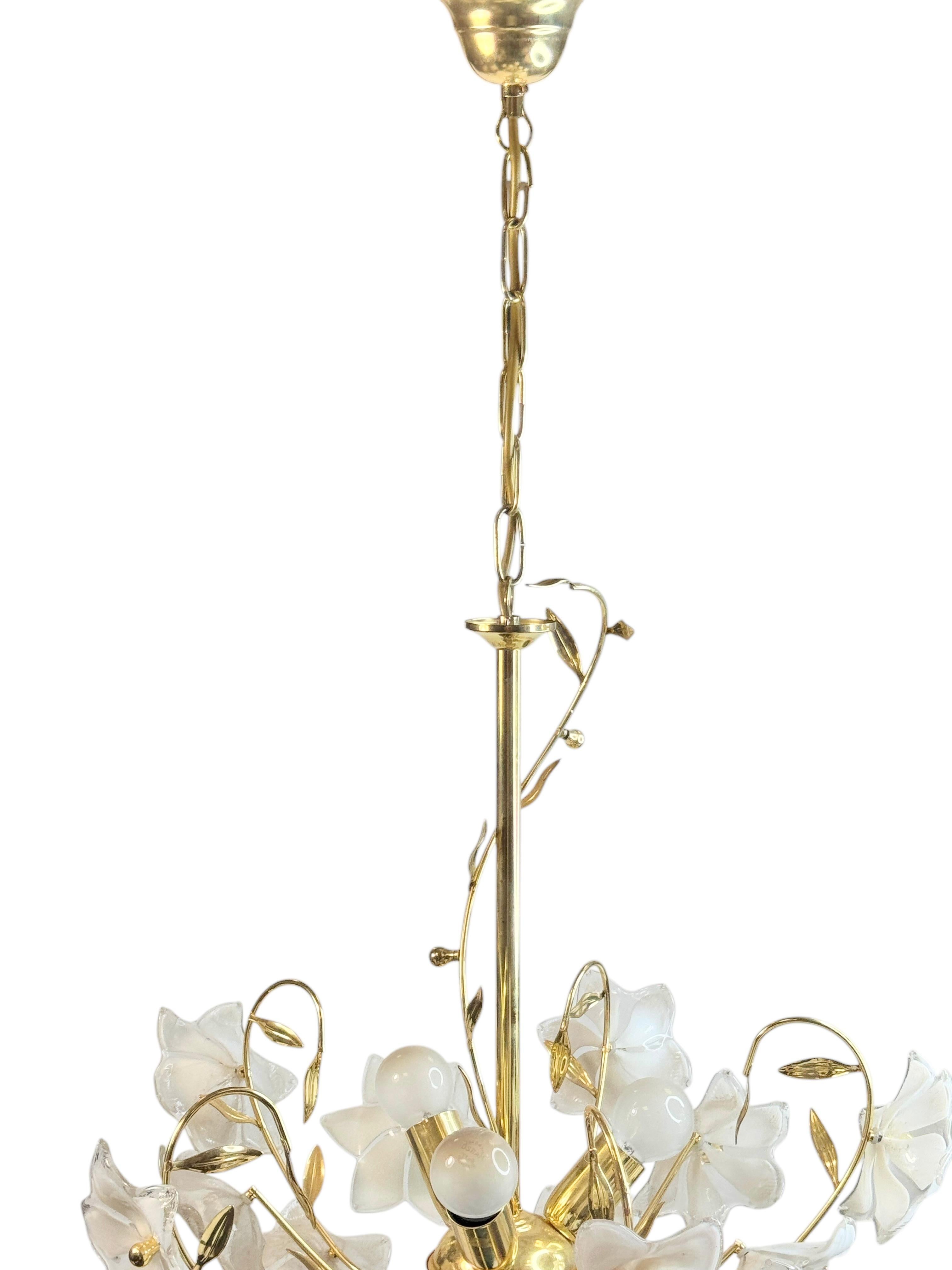 Köstlicher Murano Vintage-Kronleuchter mit Blumen aus weißem Glas, 1970er Jahre (Italienisch) im Angebot