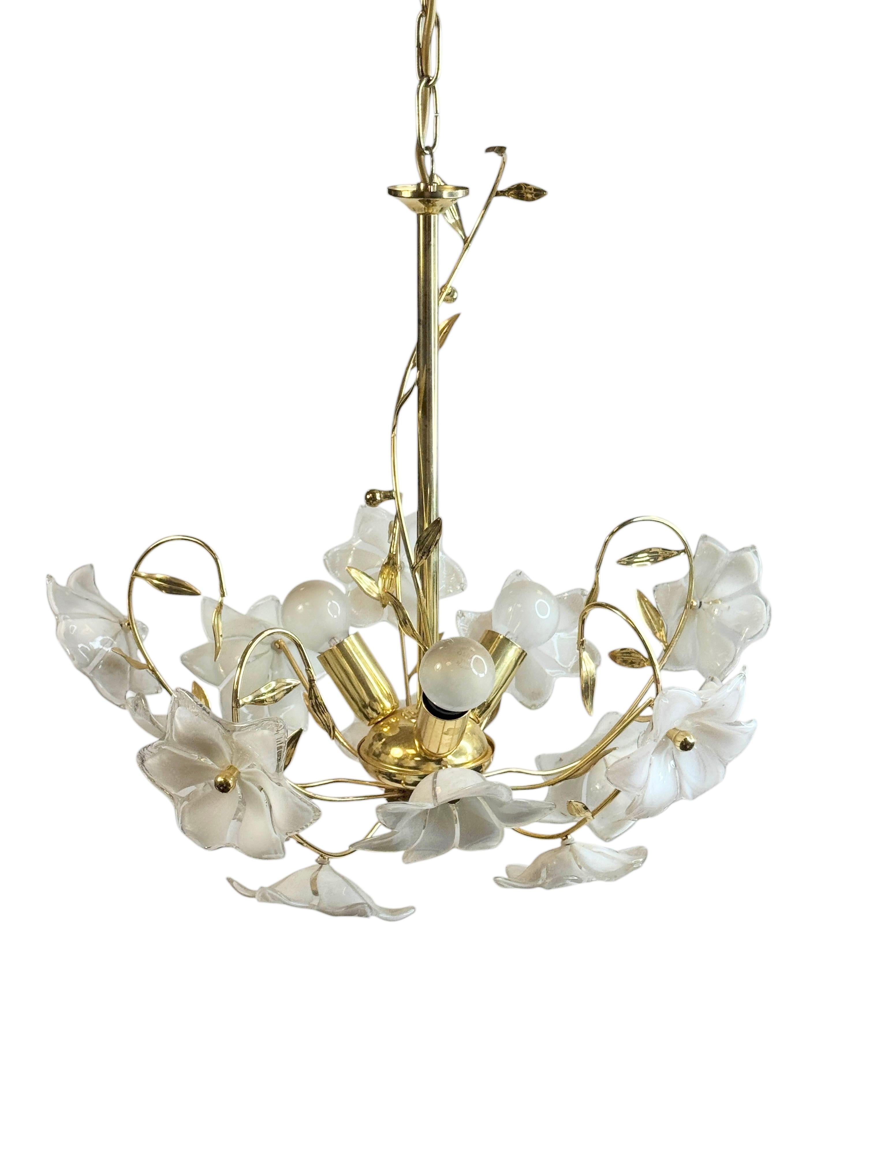Köstlicher Murano Vintage-Kronleuchter mit Blumen aus weißem Glas, 1970er Jahre (Handgefertigt) im Angebot