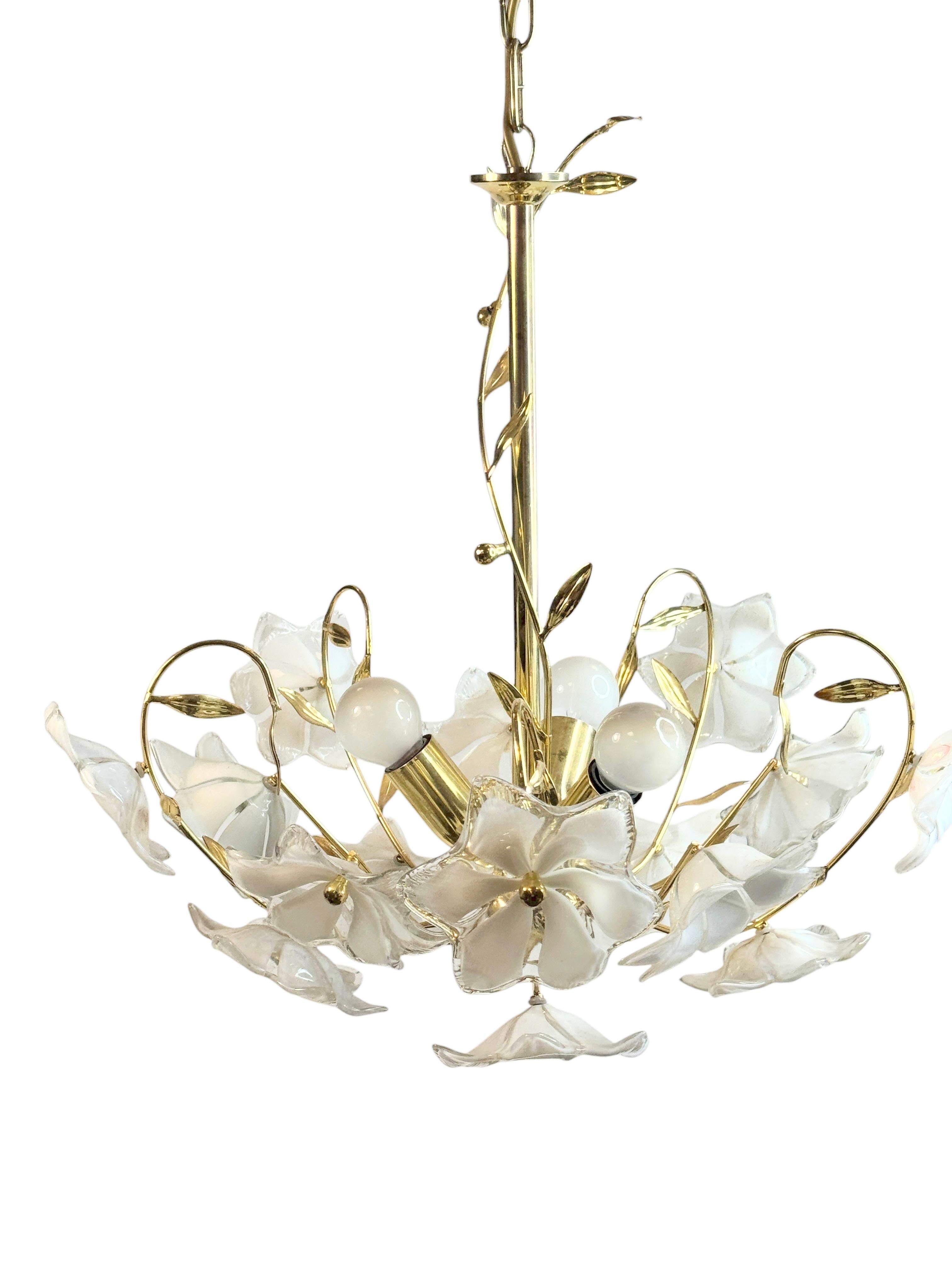 Köstlicher Murano Vintage-Kronleuchter mit Blumen aus weißem Glas, 1970er Jahre im Zustand „Gut“ im Angebot in Nuernberg, DE