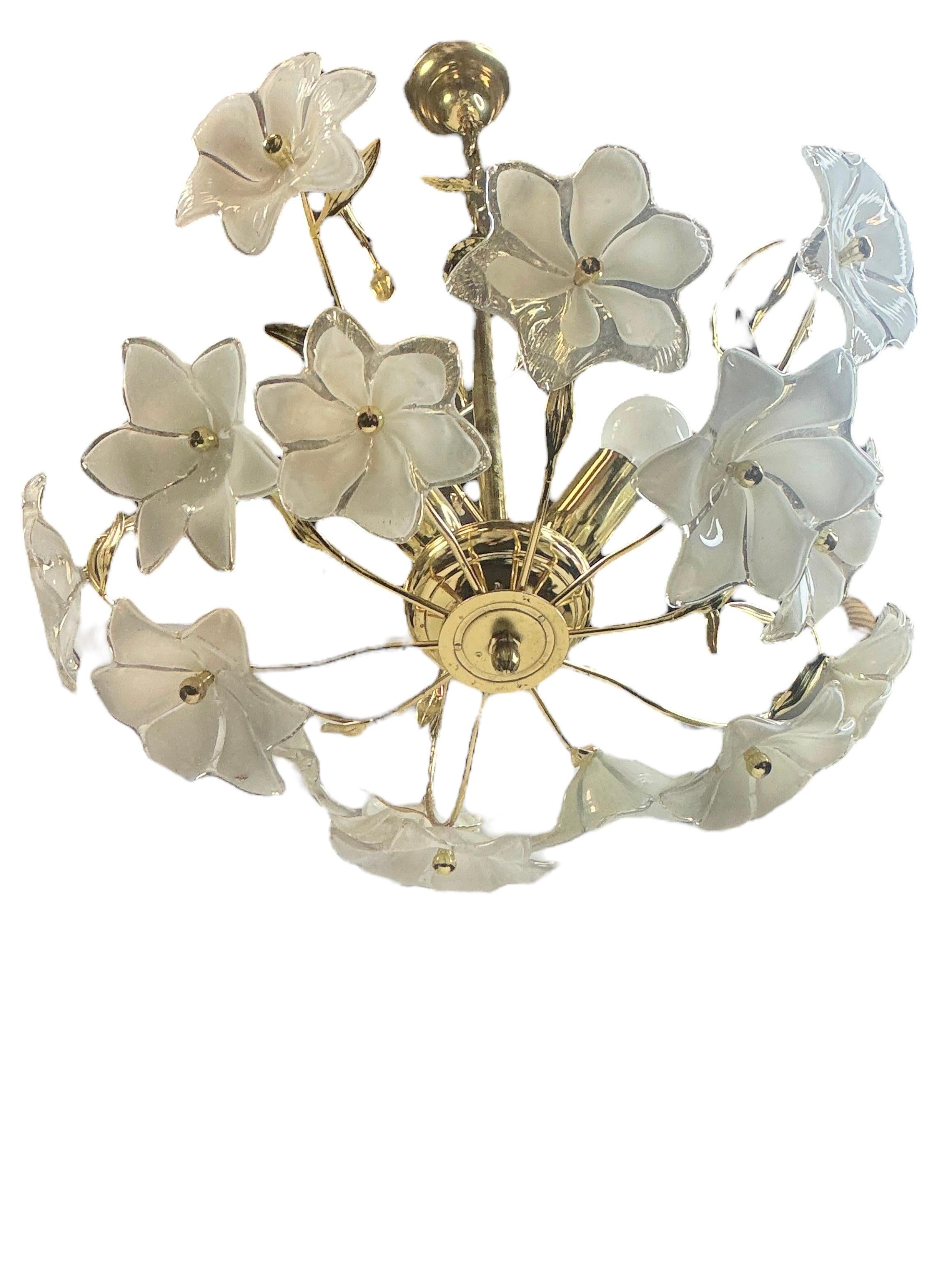 Köstlicher Murano Vintage-Kronleuchter mit Blumen aus weißem Glas, 1970er Jahre (Ende des 20. Jahrhunderts) im Angebot